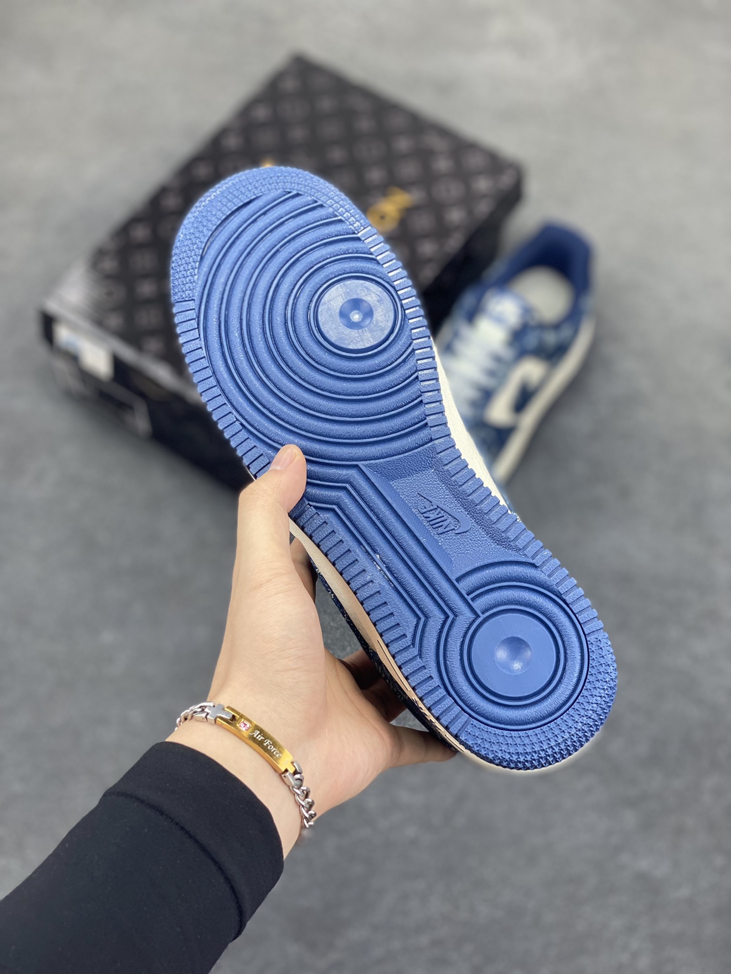 图片[5]-NIke Air Force 1 \’07 Low LV联名-白蓝牛仔 空军一号低帮 运动鞋 休闲鞋 折边针车 工艺难度大 原楦头原纸板 原装鞋盒 定制五金配件 原厂鞋底 超高清洁度 细节完美 货号：ZD1988-001 尺码：36 36.5 37.5 38 38.5 39 40 40.5 41 42 42.5 43 44 44.5 45-选品中心