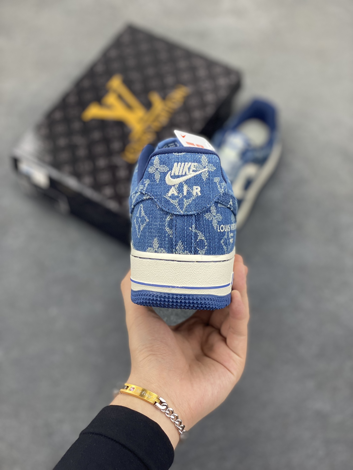 图片[4]-NIke Air Force 1 \’07 Low LV联名-白蓝牛仔 空军一号低帮 运动鞋 休闲鞋 折边针车 工艺难度大 原楦头原纸板 原装鞋盒 定制五金配件 原厂鞋底 超高清洁度 细节完美 货号：ZD1988-001 尺码：36 36.5 37.5 38 38.5 39 40 40.5 41 42 42.5 43 44 44.5 45-选品中心