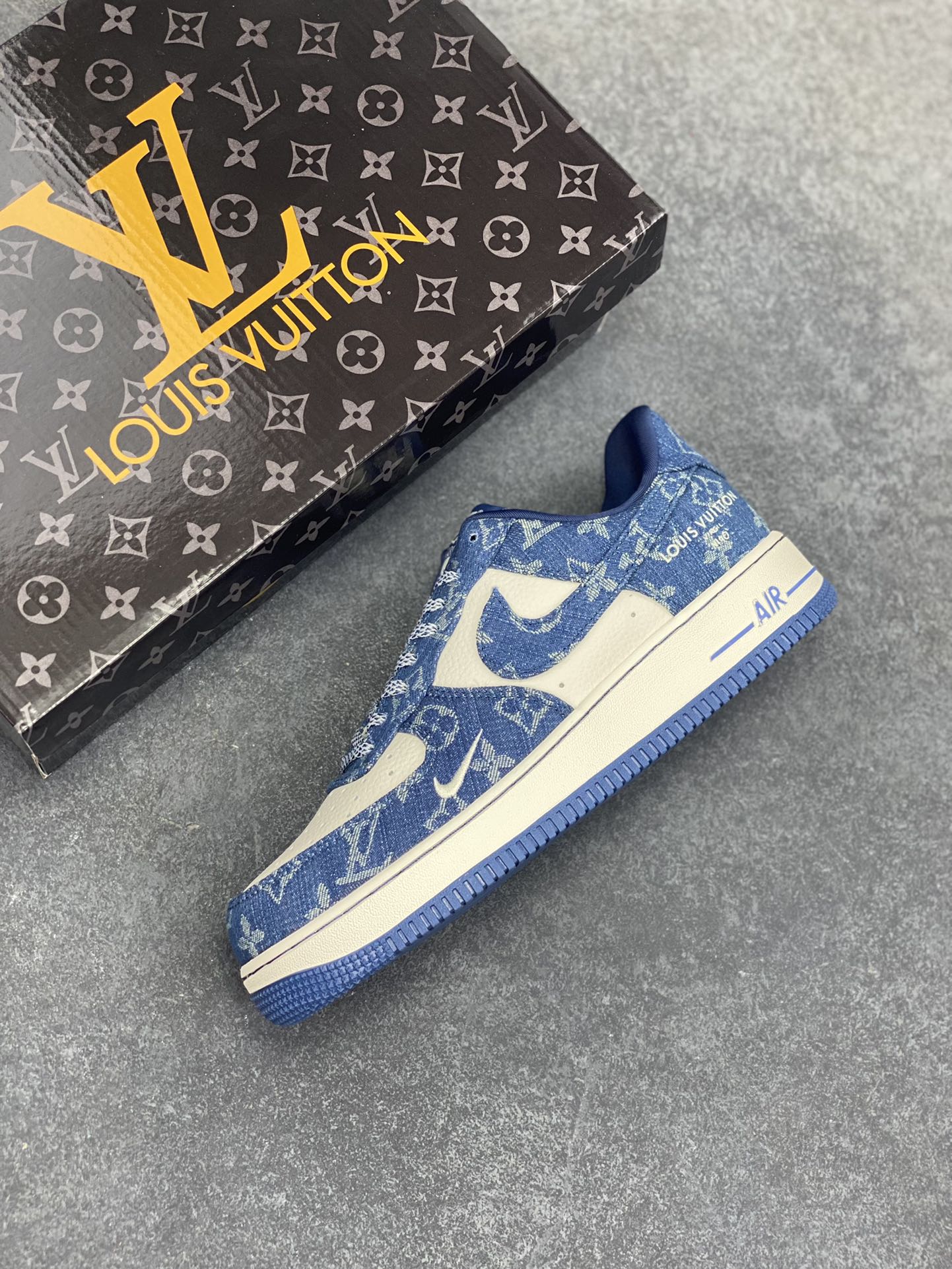 图片[7]-NIke Air Force 1 \’07 Low LV联名-白蓝牛仔 空军一号低帮 运动鞋 休闲鞋 折边针车 工艺难度大 原楦头原纸板 原装鞋盒 定制五金配件 原厂鞋底 超高清洁度 细节完美 货号：ZD1988-001 尺码：36 36.5 37.5 38 38.5 39 40 40.5 41 42 42.5 43 44 44.5 45-选品中心