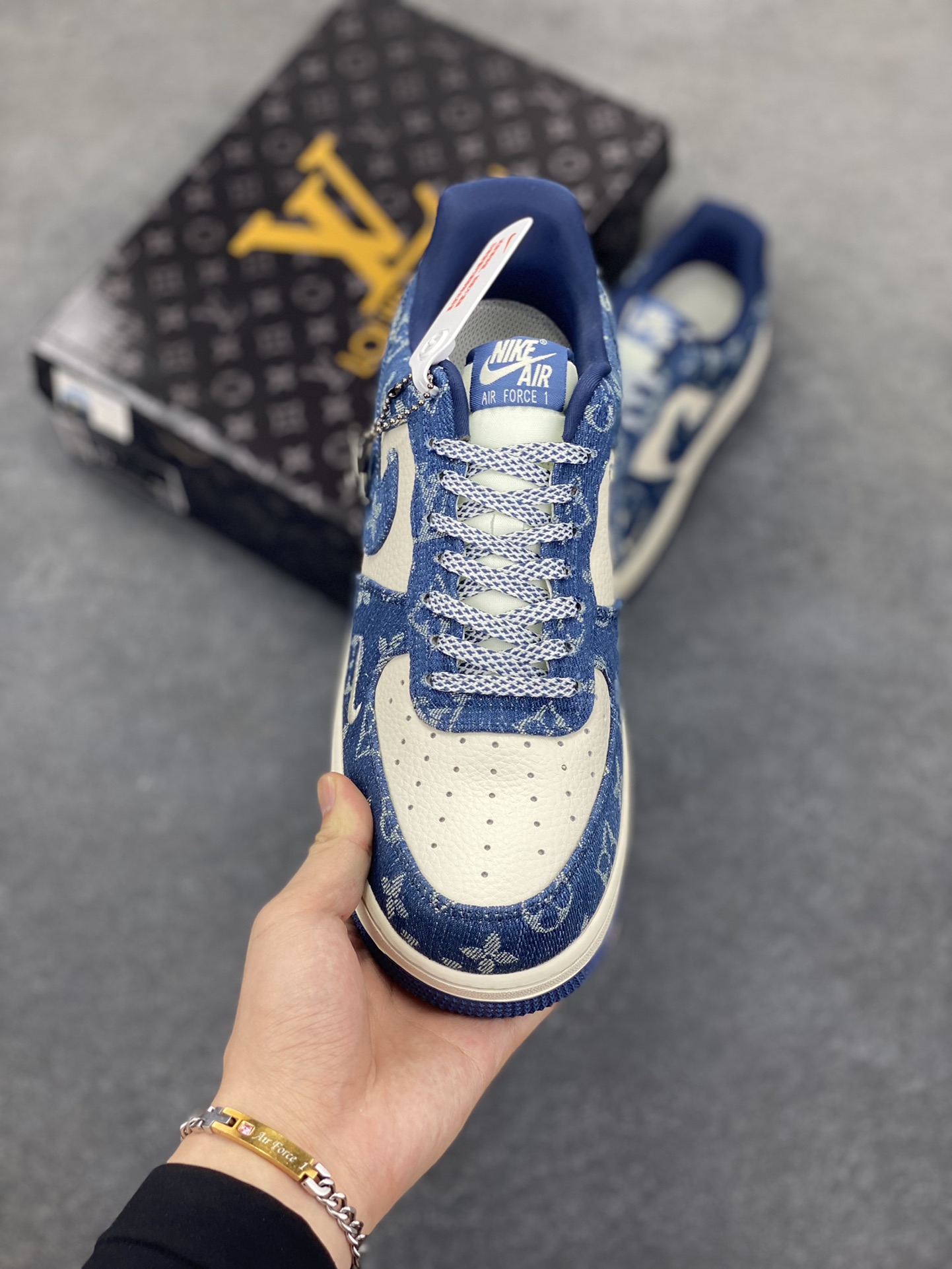 图片[2]-NIke Air Force 1 \’07 Low LV联名-白蓝牛仔 空军一号低帮 运动鞋 休闲鞋 折边针车 工艺难度大 原楦头原纸板 原装鞋盒 定制五金配件 原厂鞋底 超高清洁度 细节完美 货号：ZD1988-001 尺码：36 36.5 37.5 38 38.5 39 40 40.5 41 42 42.5 43 44 44.5 45-选品中心