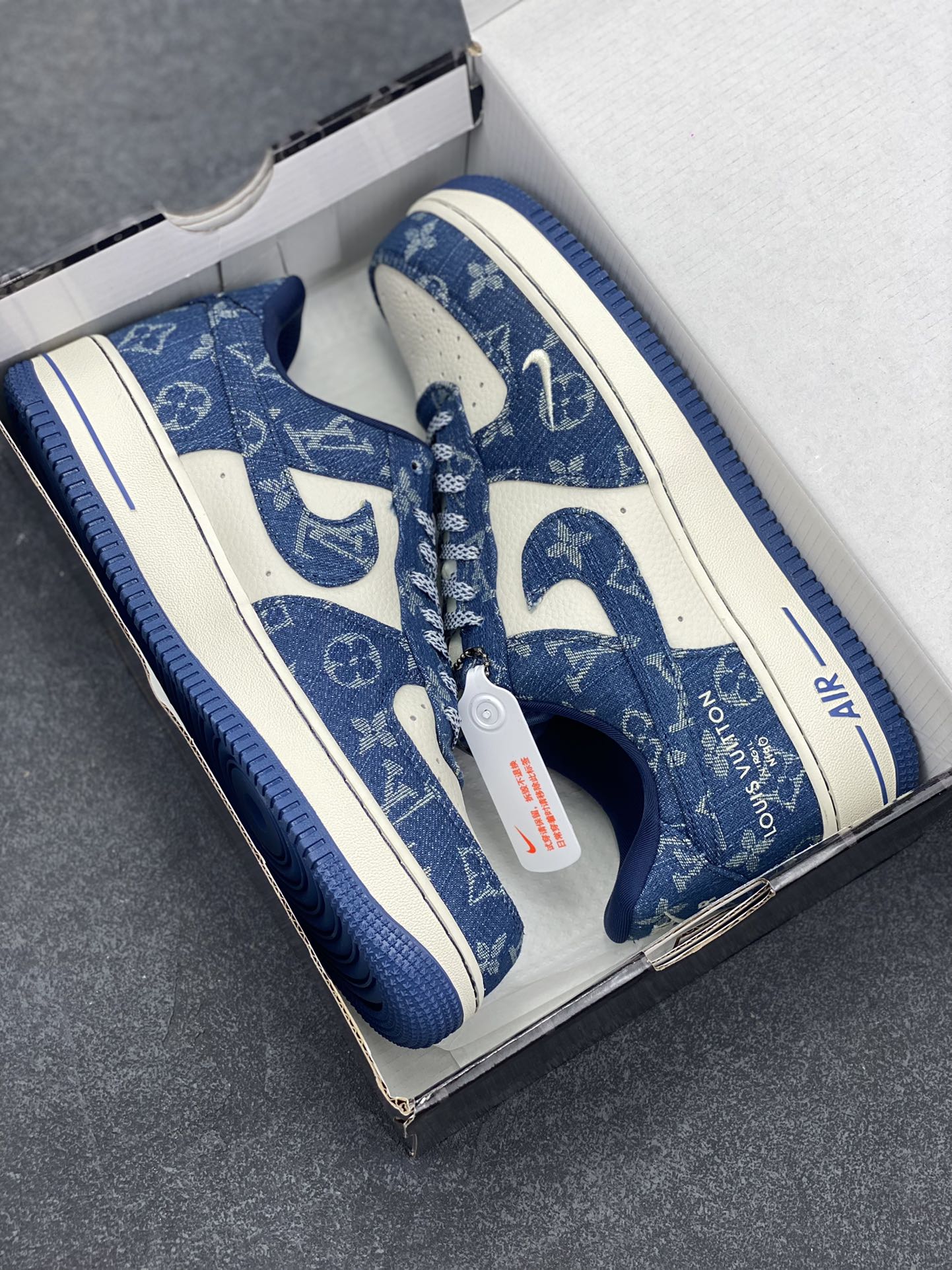 图片[9]-NIke Air Force 1 \’07 Low LV联名-白蓝牛仔 空军一号低帮 运动鞋 休闲鞋 折边针车 工艺难度大 原楦头原纸板 原装鞋盒 定制五金配件 原厂鞋底 超高清洁度 细节完美 货号：ZD1988-001 尺码：36 36.5 37.5 38 38.5 39 40 40.5 41 42 42.5 43 44 44.5 45-选品中心