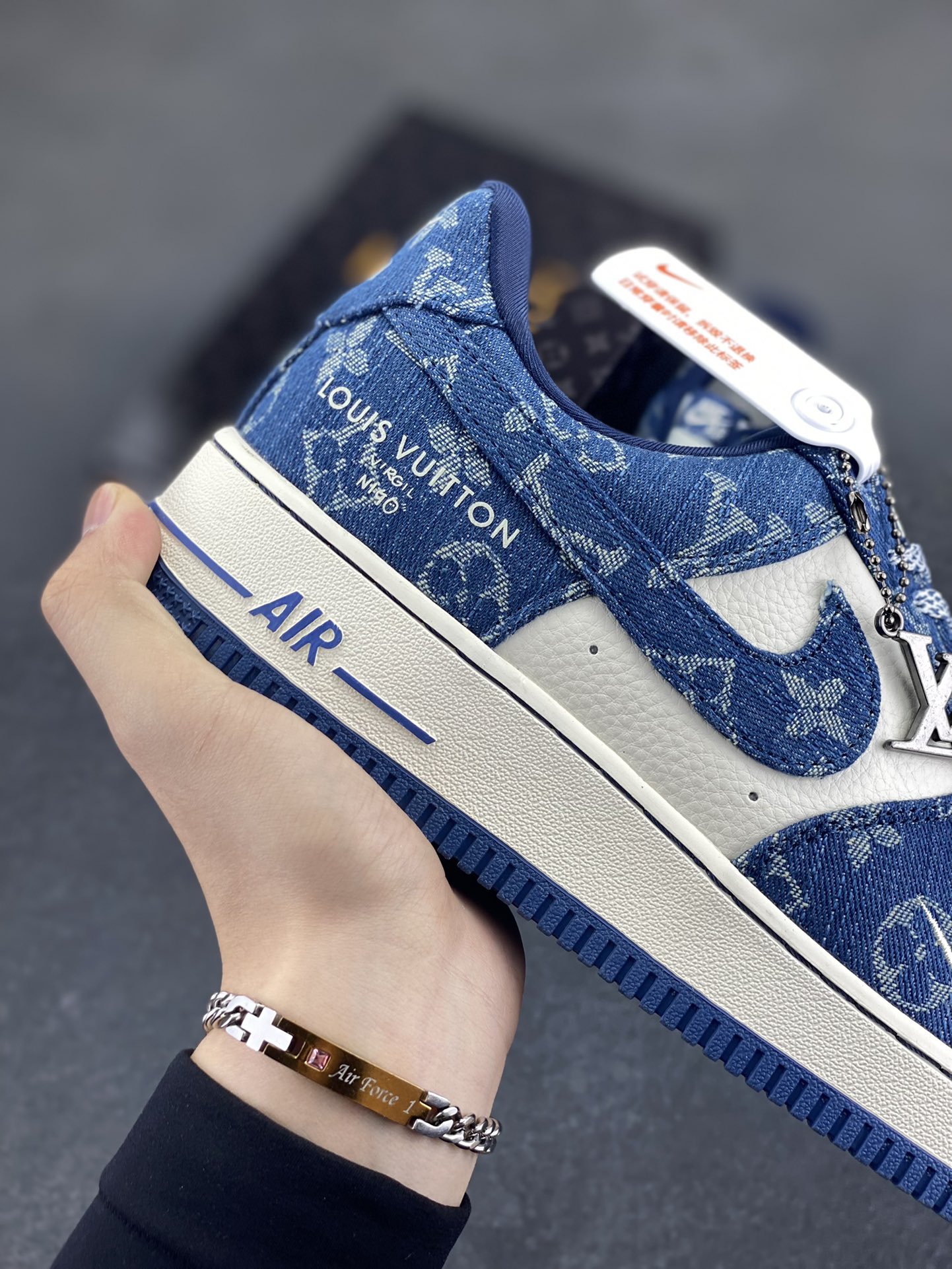 图片[6]-NIke Air Force 1 \’07 Low LV联名-白蓝牛仔 空军一号低帮 运动鞋 休闲鞋 折边针车 工艺难度大 原楦头原纸板 原装鞋盒 定制五金配件 原厂鞋底 超高清洁度 细节完美 货号：ZD1988-001 尺码：36 36.5 37.5 38 38.5 39 40 40.5 41 42 42.5 43 44 44.5 45-选品中心