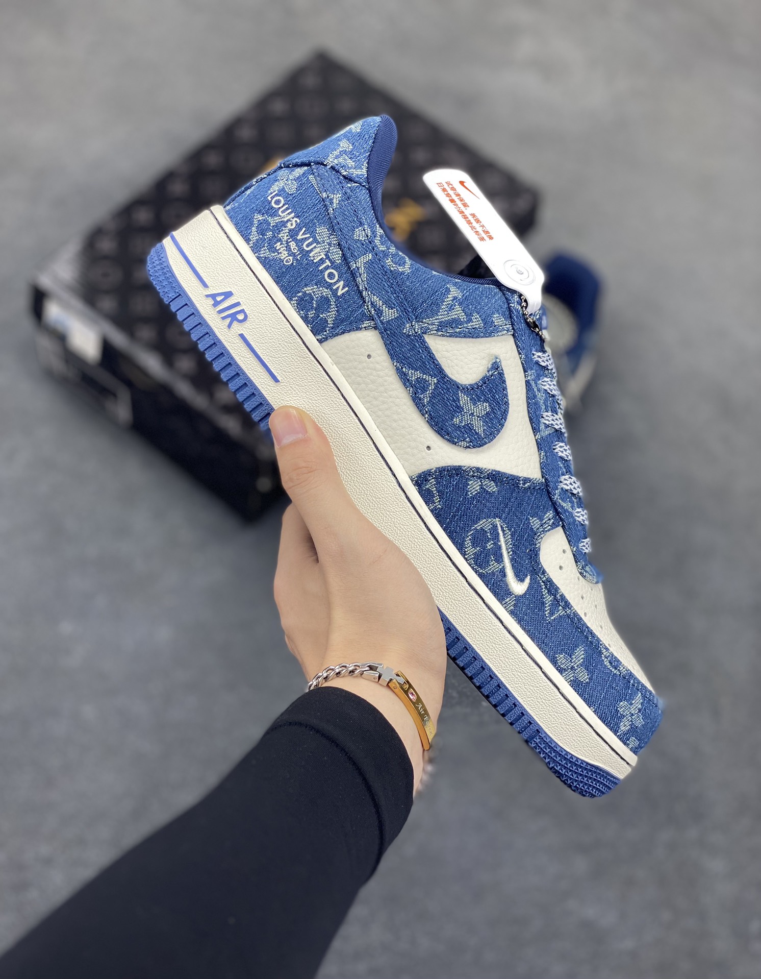 NIke Air Force 1 \’07 Low LV联名-白蓝牛仔 空军一号低帮 运动鞋 休闲鞋 折边针车 工艺难度大 原楦头原纸板 原装鞋盒 定制五金配件 原厂鞋底 超高清洁度 细节完美 货号:ZD1988-001 尺码:36 36.5 37.5 38 38.5 39 40 40.5 41 42 42.5 43 44 44.5 45-选品中心