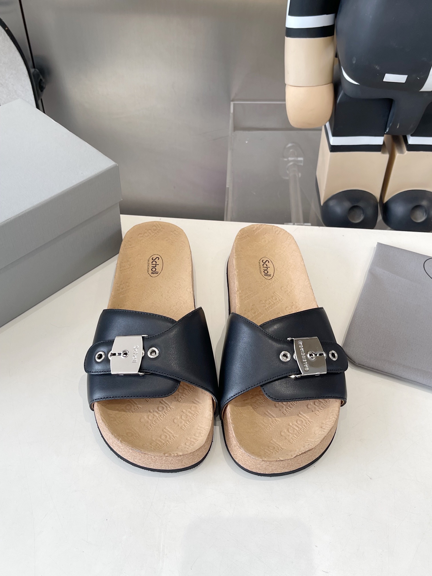 NO:439693,Balenciaga & Scholl collaborative series is released worldwide. It combines Scholl's craftsmanship expertise with balenciaga's design and design, creating extra comfortable foot protection shoes with insoles, flat-soled cork calfskin sandals with classic metal buckles. Beech thick-soled clogs and Paris's iconic pool slippers, and is awesome. Size 35-45 (45 is not returned or exchanged), slippers, balenciaga, sandals, slippers, cowhide19860909Balenciaga &Scholl合作系列于全球发布 以balenciaga的设计才思融合Scholl的工艺专长、打造格外舒适的护足鞋履于鞋垫、 平底款软木底小牛皮凉鞋搭配经典金属扣 榉木厚底木屐鞋和巴黎标志性pool拖鞋联名、绝了 码数35-45（45都做不退换）,拖鞋,balenciaga,sandals,slippers,cowhide,Women's Shoes