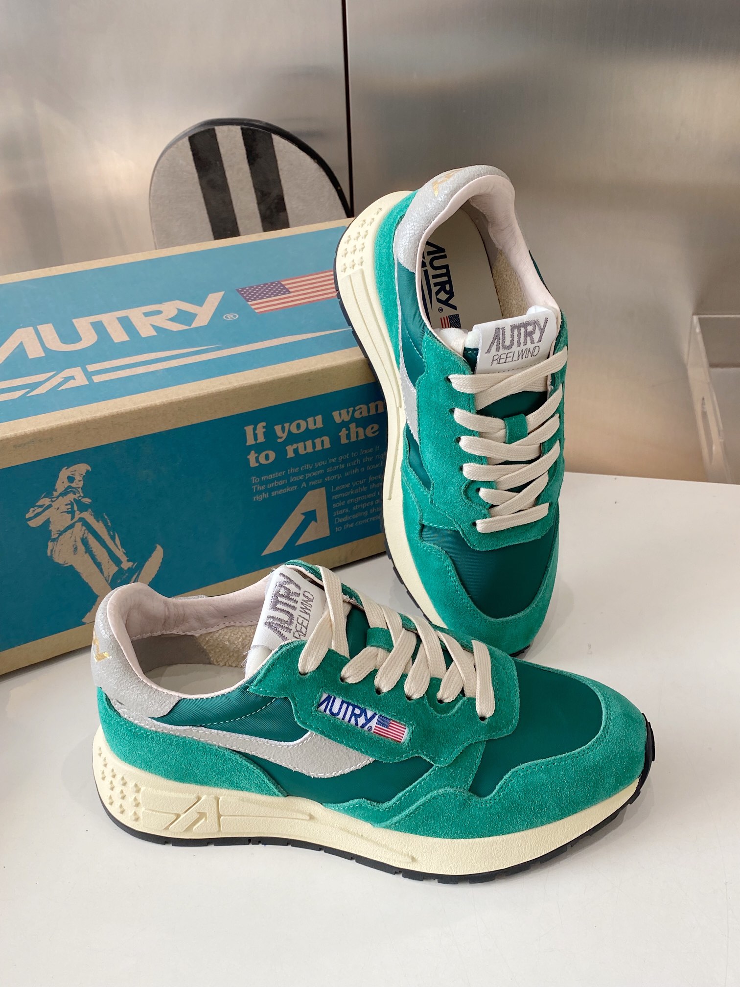 Factory Output: 675 Men’s, 700 Women’s Korean-American Style White Sneakers. - 图片 5