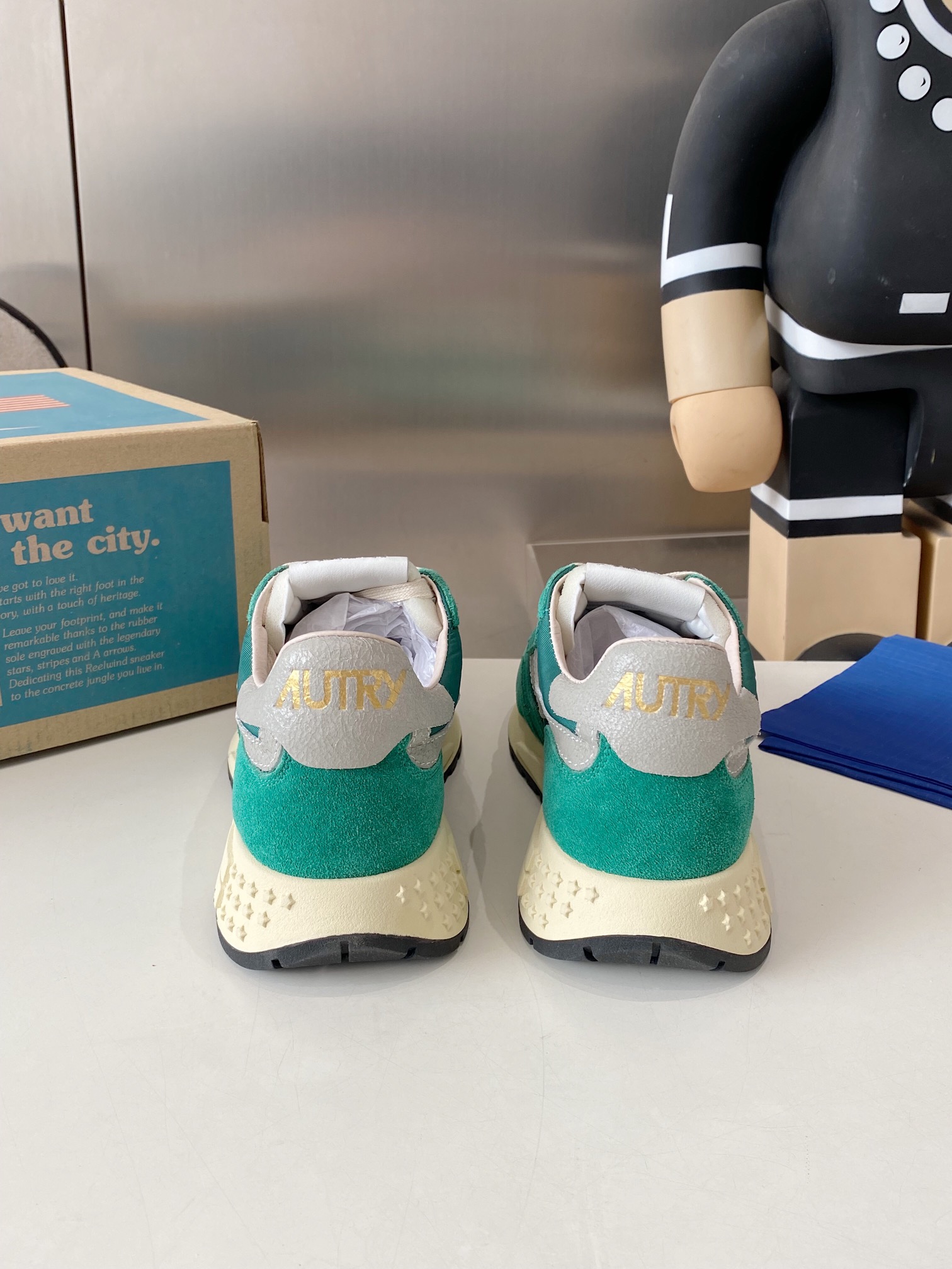 Factory Output: 675 Men’s, 700 Women’s Korean-American Style White Sneakers. - 图片 8