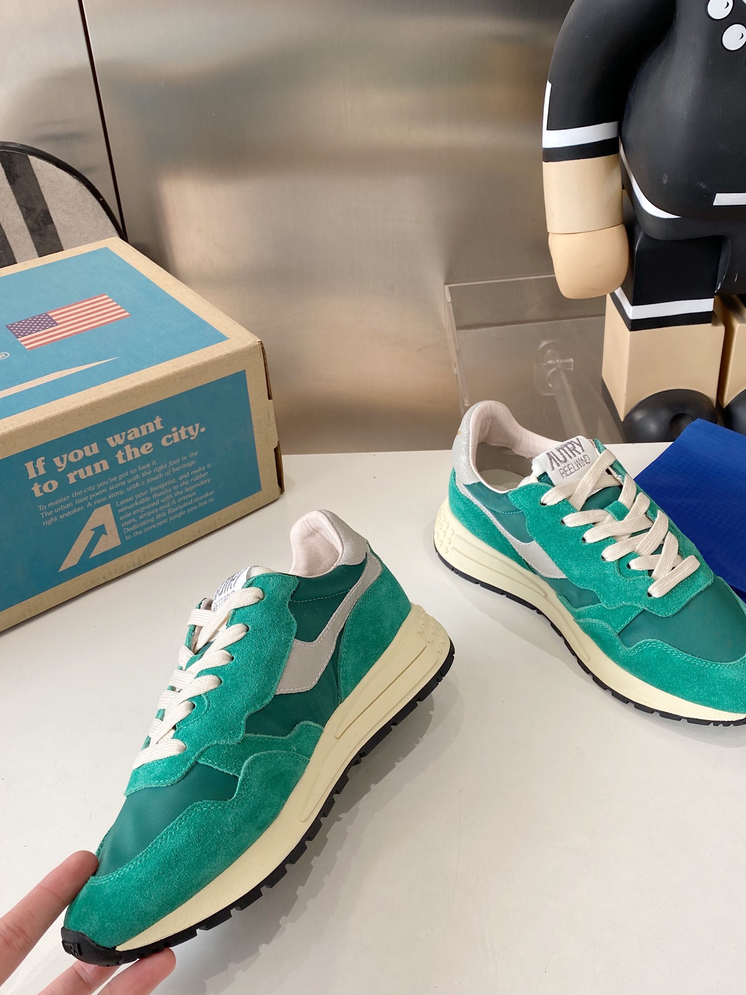 Factory Output: 675 Men’s, 700 Women’s Korean-American Style White Sneakers. - 图片 2