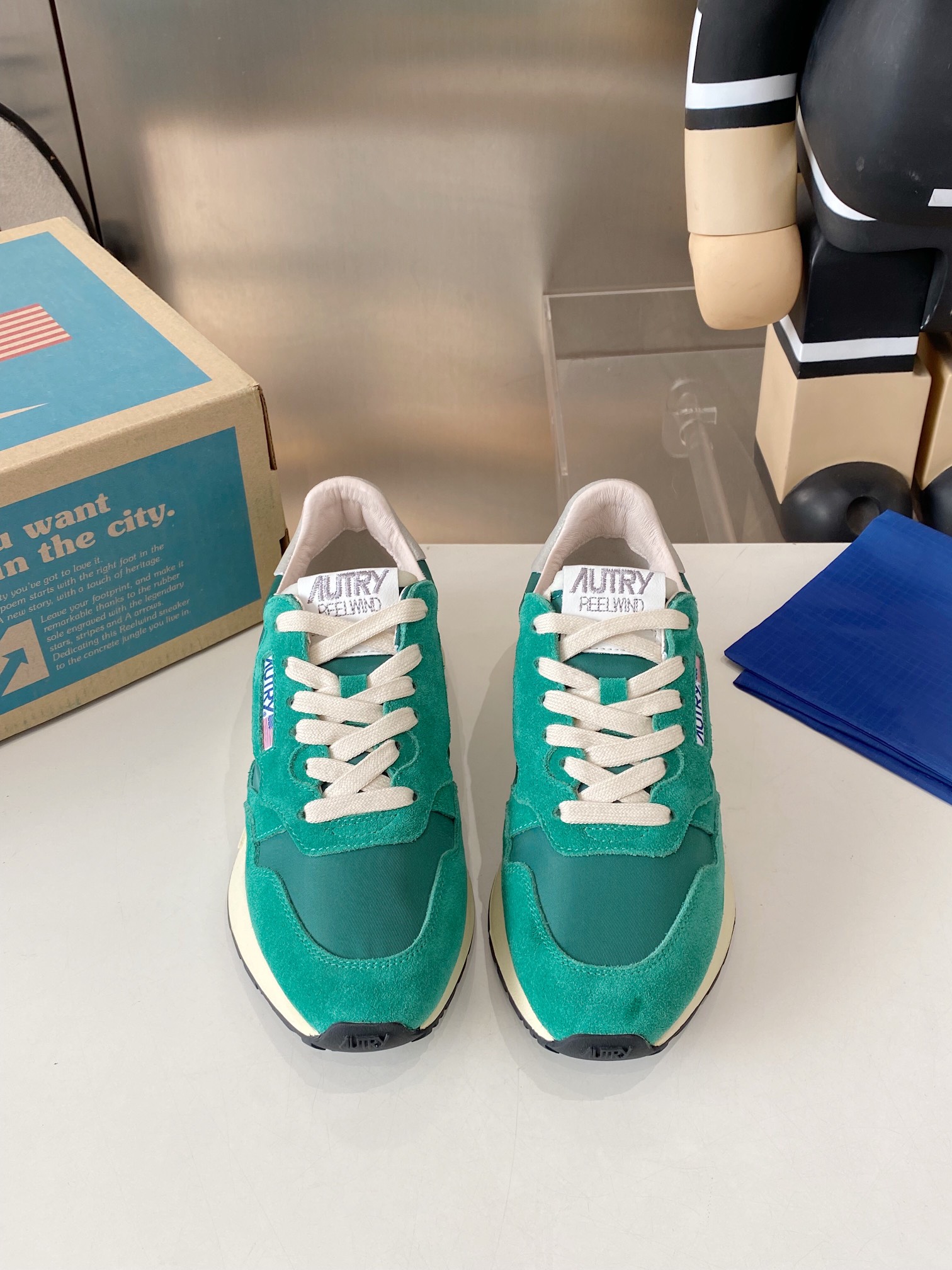 Factory Output: 675 Men’s, 700 Women’s Korean-American Style White Sneakers. - 图片 9