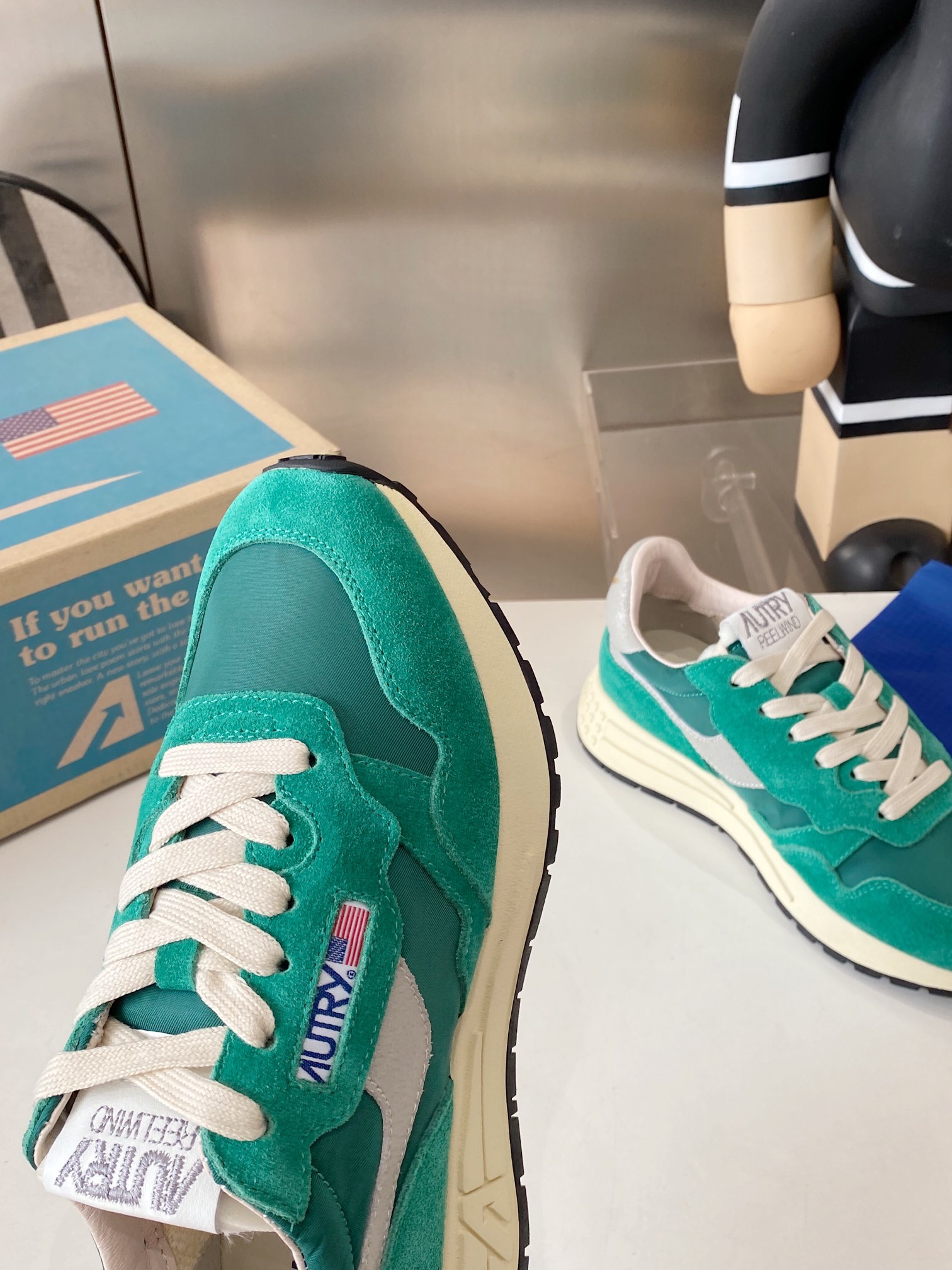 Factory Output: 675 Men’s, 700 Women’s Korean-American Style White Sneakers. - 图片 4
