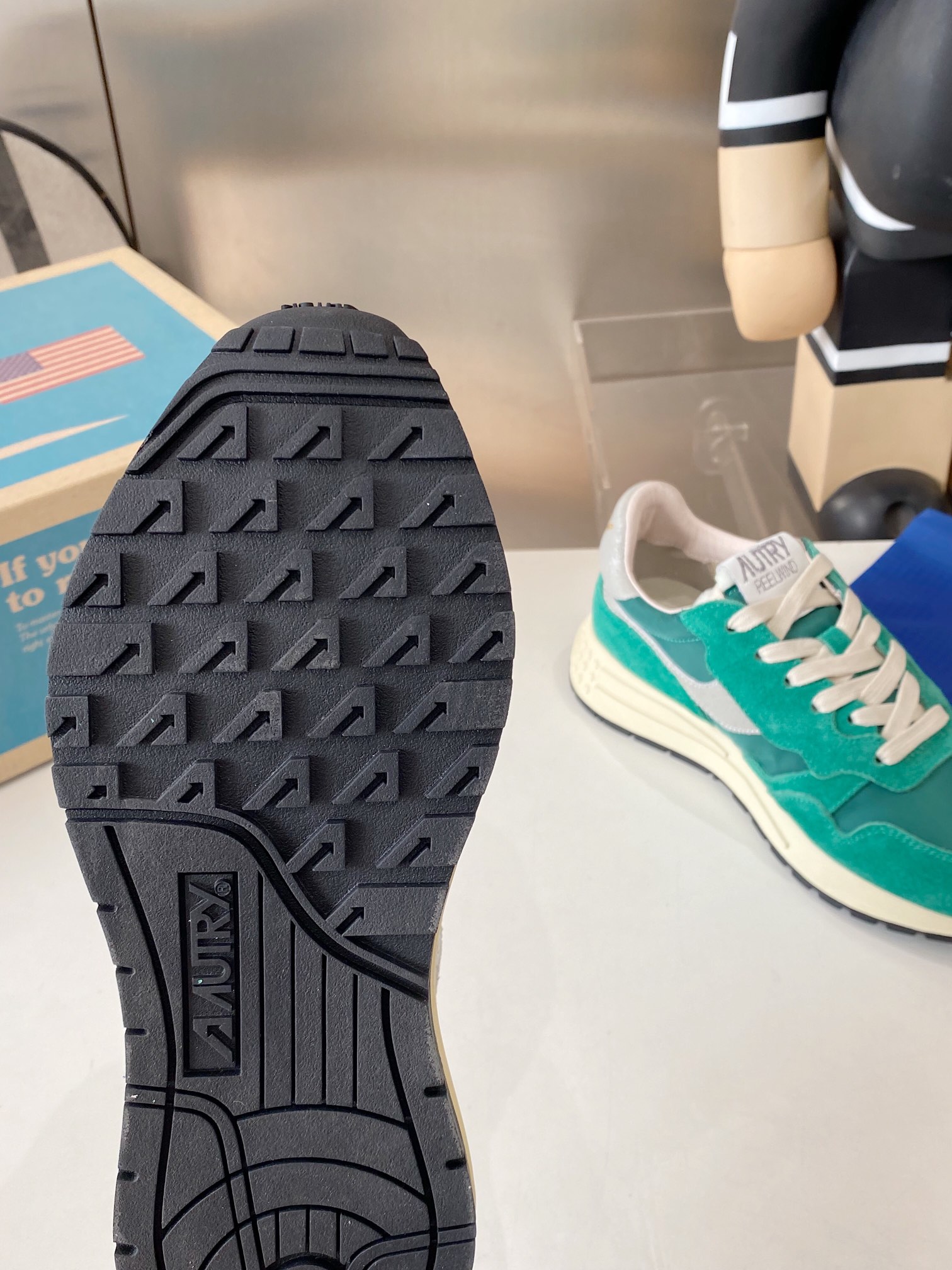 Factory Output: 675 Men’s, 700 Women’s Korean-American Style White Sneakers. - 图片 7
