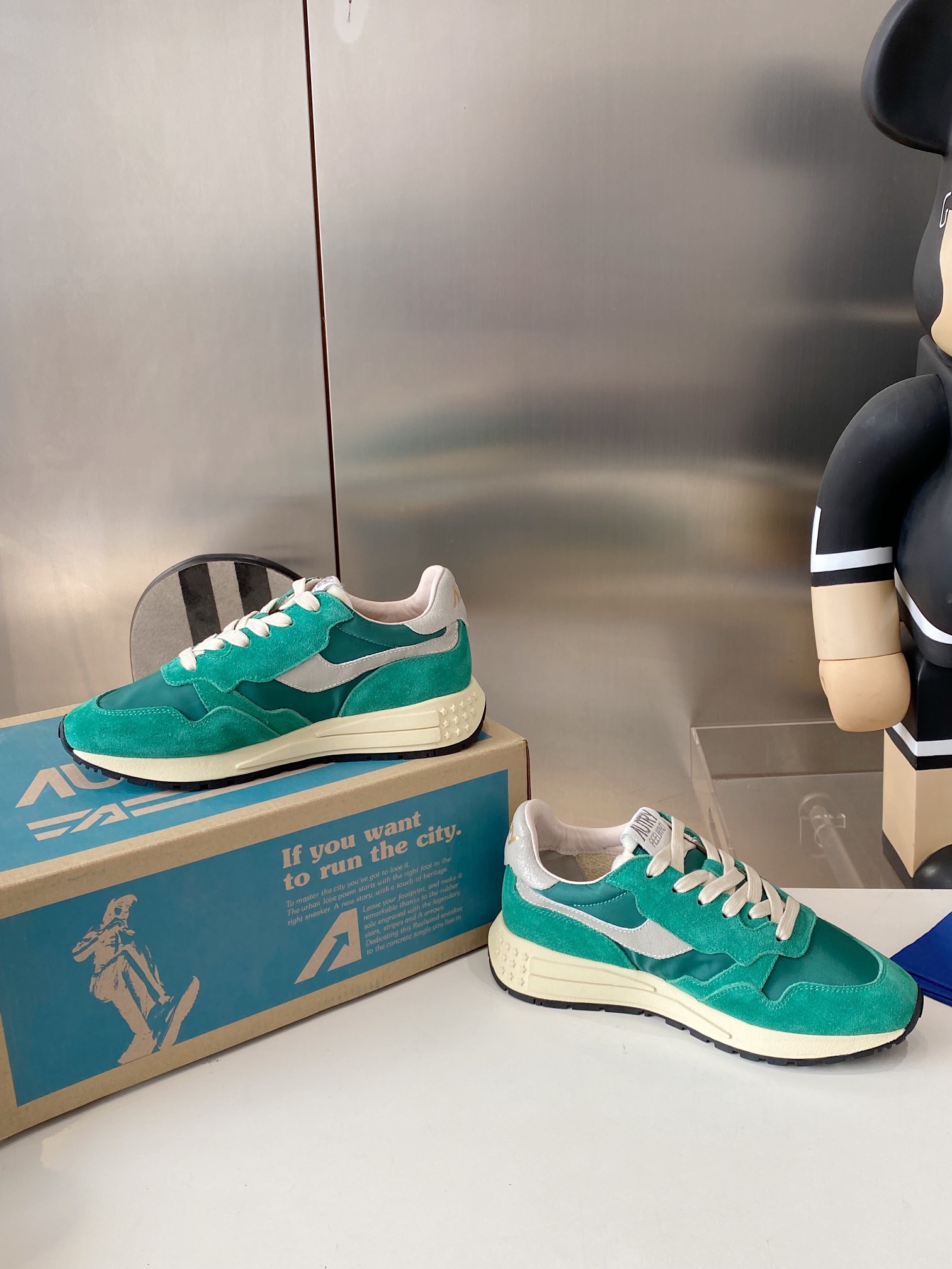 Factory Output: 675 Men’s, 700 Women’s Korean-American Style White Sneakers. - 图片 6