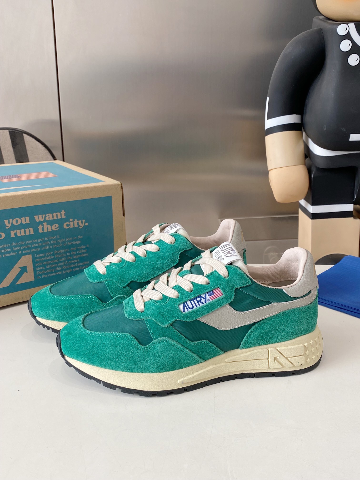 Factory Output: 675 Men’s, 700 Women’s Korean-American Style White Sneakers. - 图片 3
