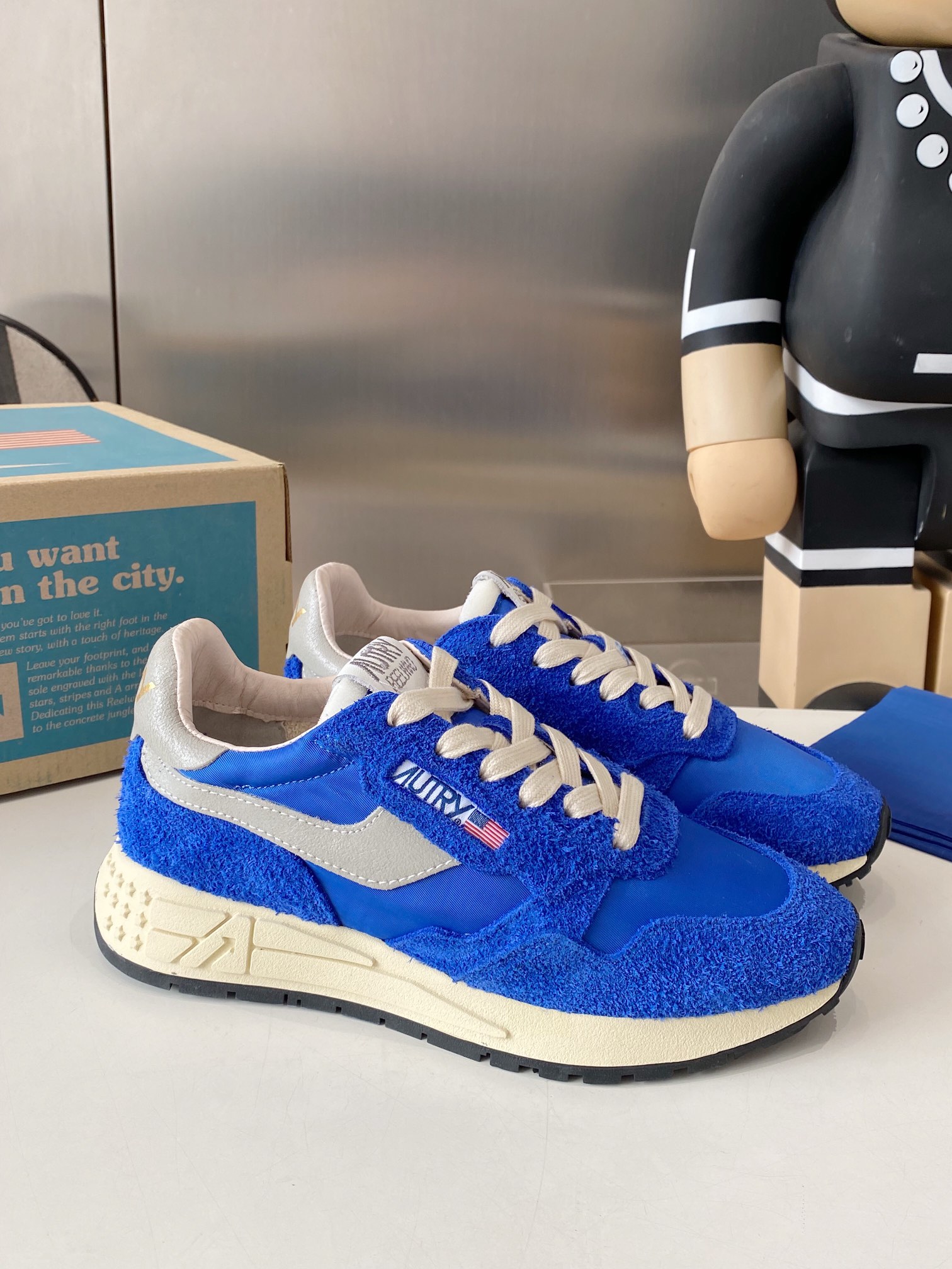 Factory Output: 675 Male, 700 Female Recreational Shoes in Korean-American Style.