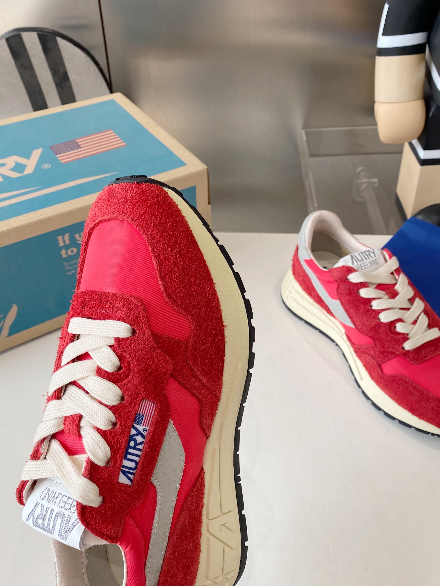 Factory Output: 675 Men’s & 700 Women’s Retro Korean-American Style White Sneakers - 图片 4
