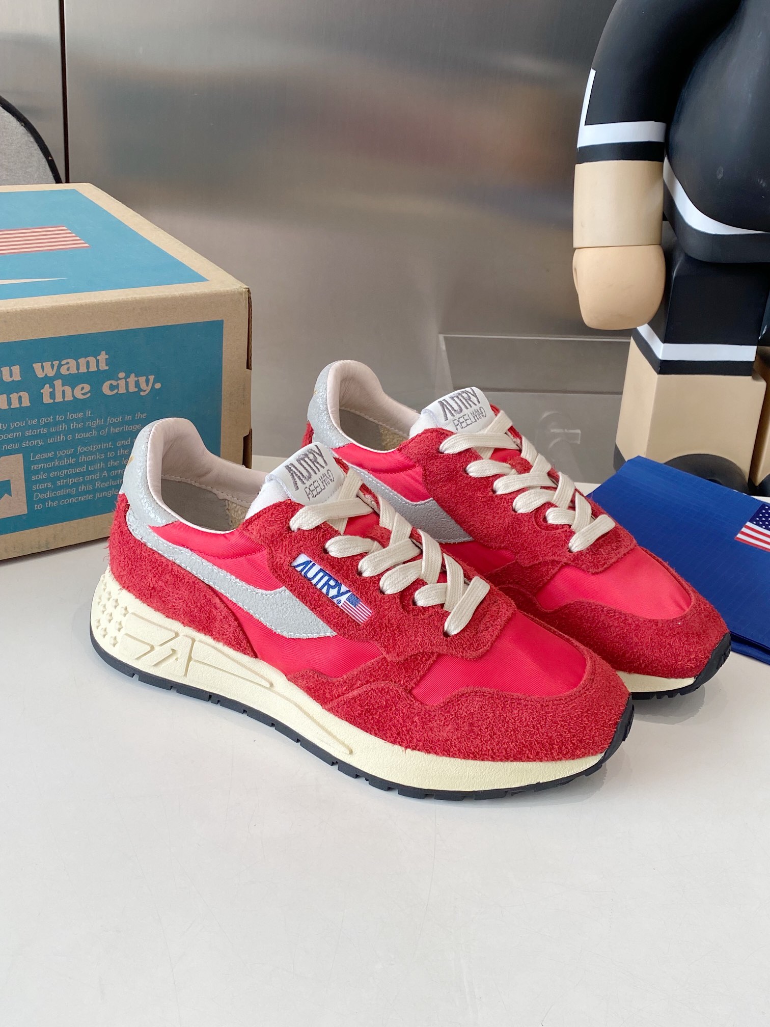 Factory Output: 675 Men’s & 700 Women’s Retro Korean-American Style White Sneakers