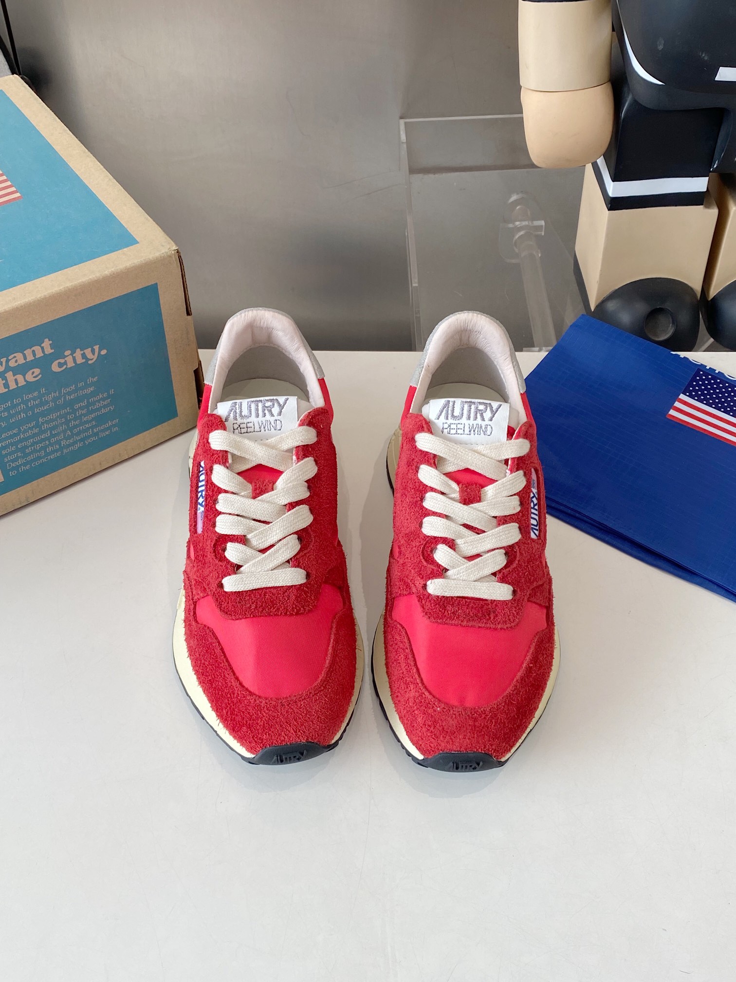 Factory Output: 675 Men’s & 700 Women’s Retro Korean-American Style White Sneakers - 图片 9