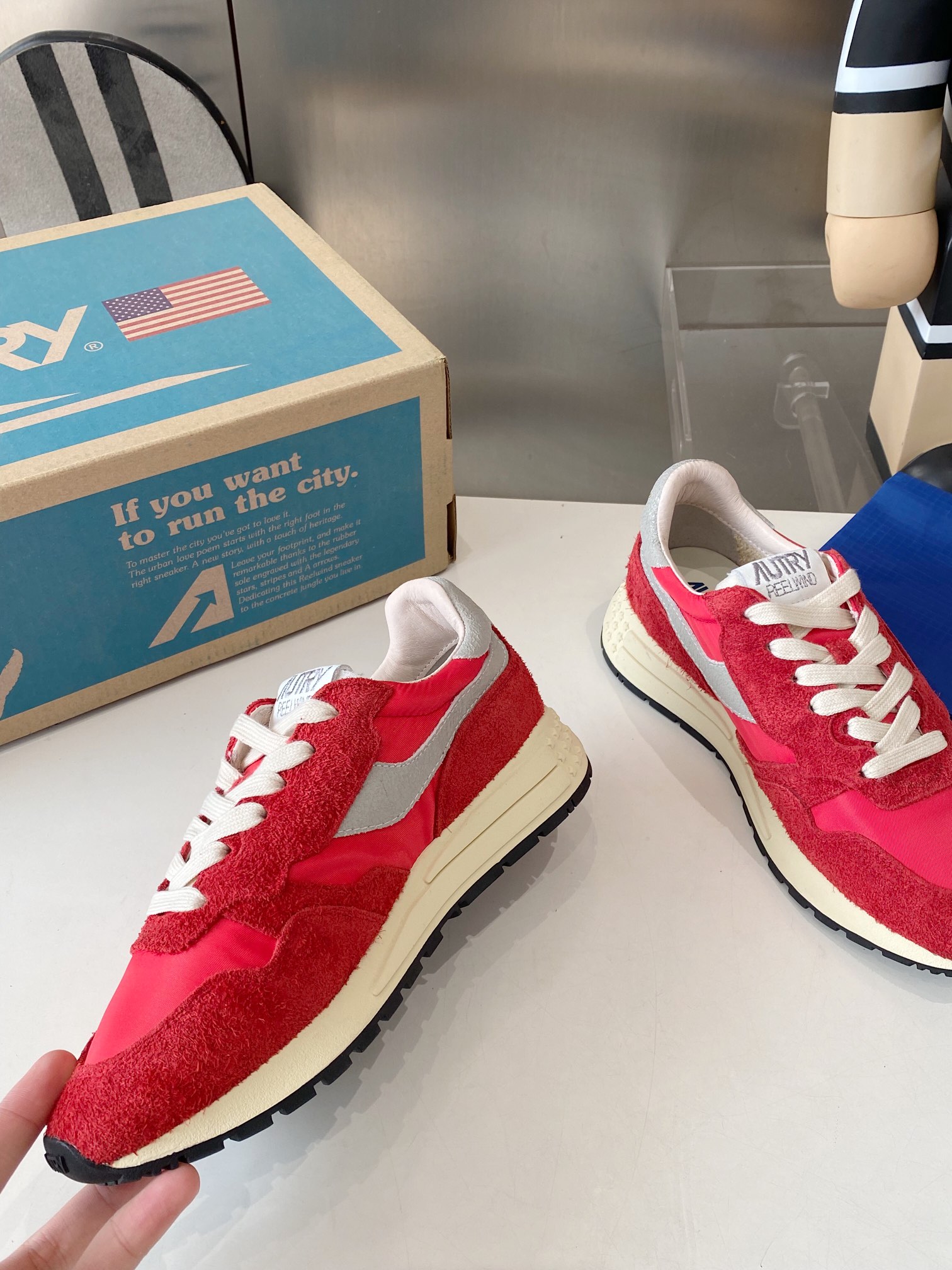 Factory Output: 675 Men’s & 700 Women’s Retro Korean-American Style White Sneakers - 图片 2