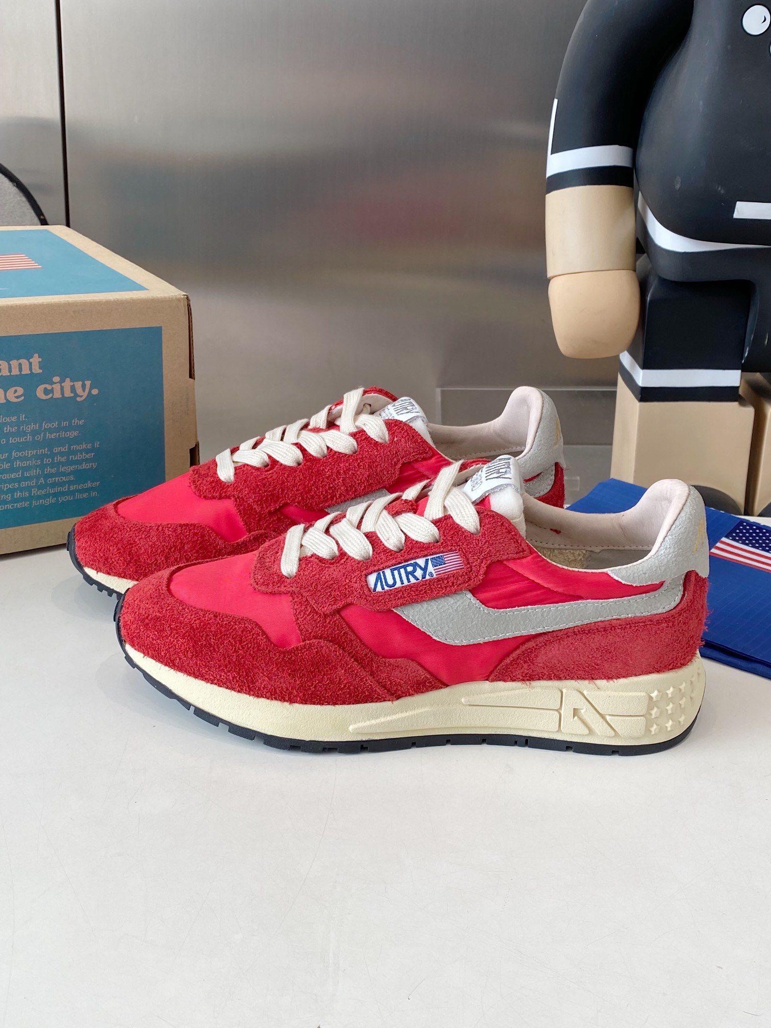 Factory Output: 675 Men’s & 700 Women’s Retro Korean-American Style White Sneakers - 图片 3