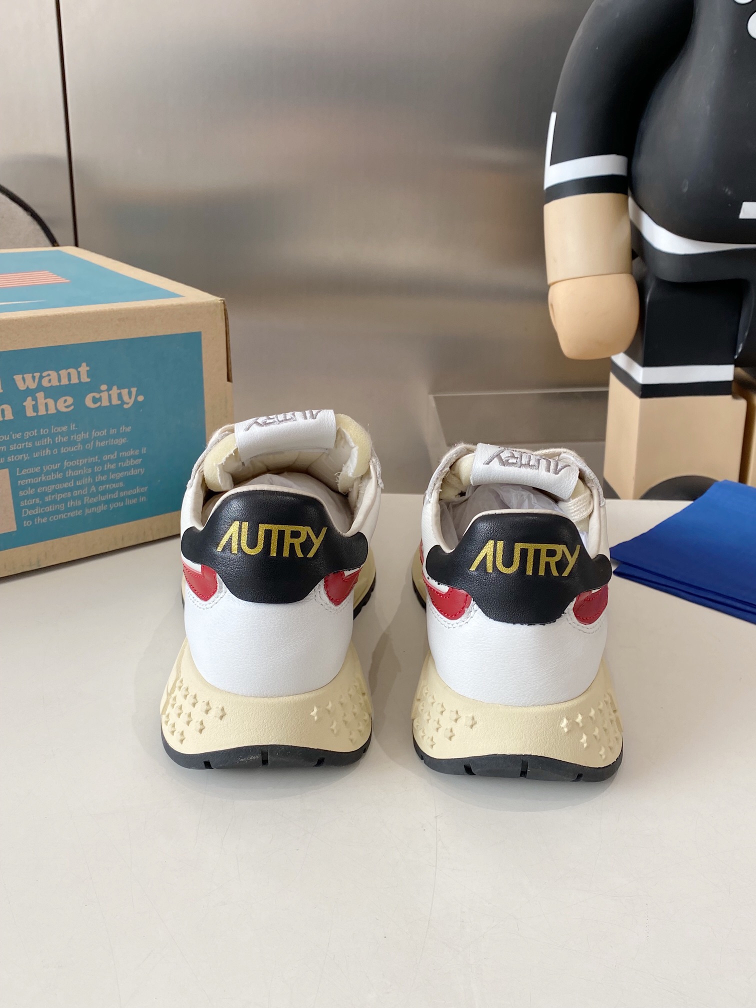 Factory Output: 675 Male vs. 700 Female Korean-American Style Sneakers - 图片 7