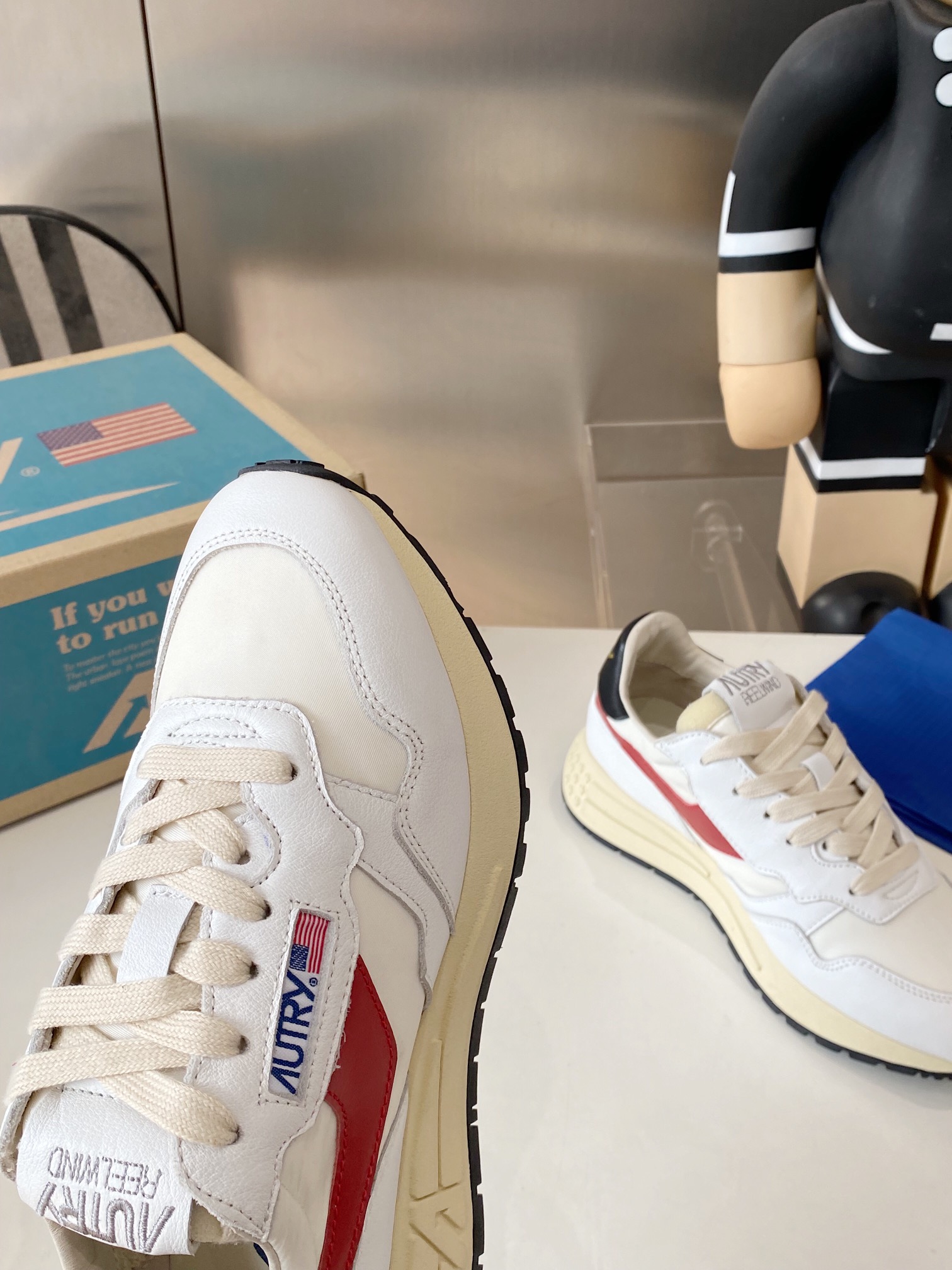 Factory Output: 675 Male vs. 700 Female Korean-American Style Sneakers - 图片 4
