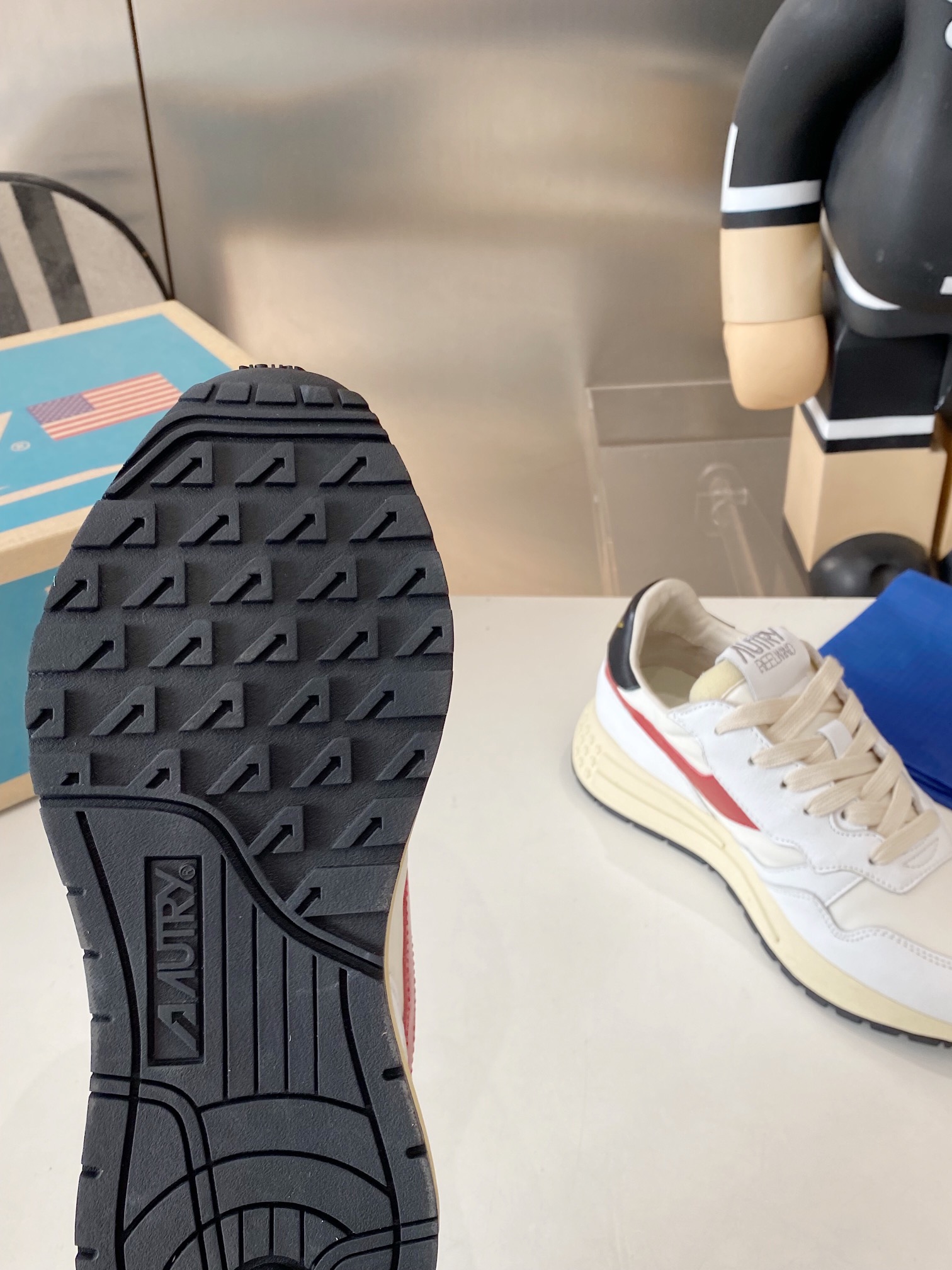 Factory Output: 675 Male vs. 700 Female Korean-American Style Sneakers - 图片 8