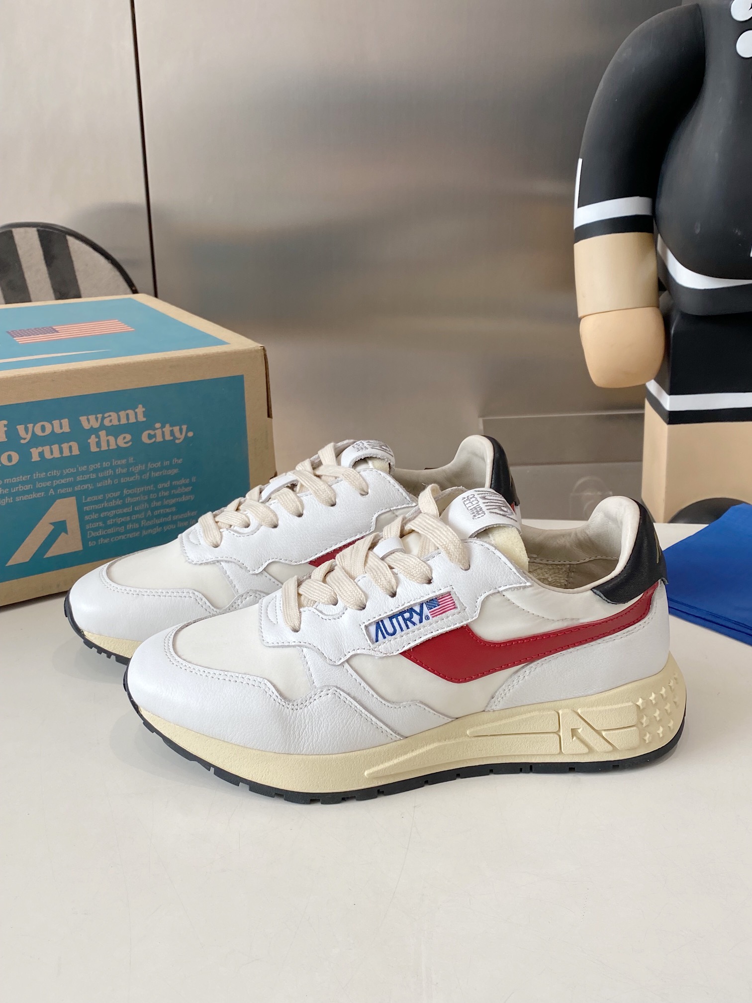 Factory Output: 675 Male vs. 700 Female Korean-American Style Sneakers - 图片 3