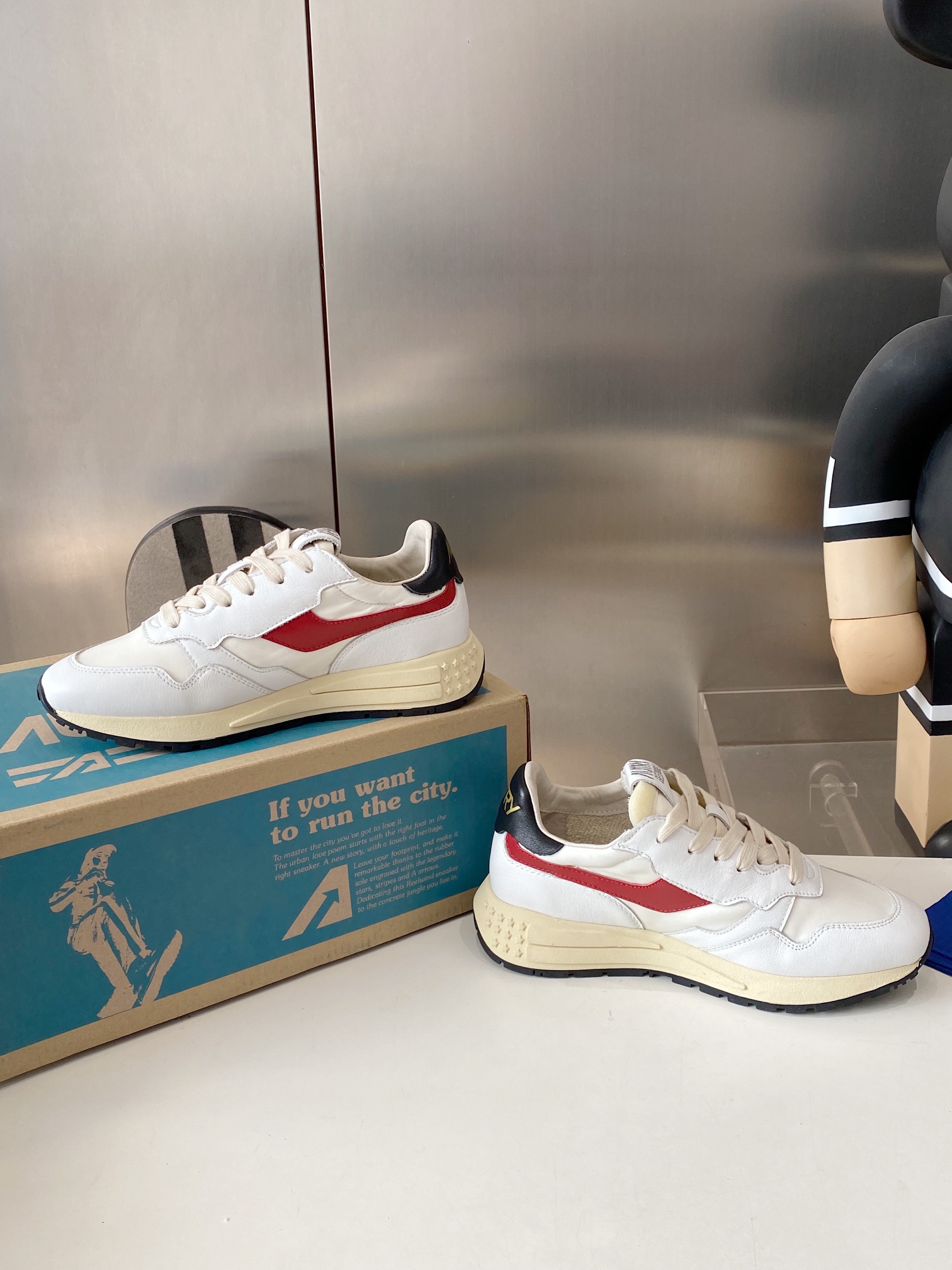 Factory Output: 675 Male vs. 700 Female Korean-American Style Sneakers - 图片 6