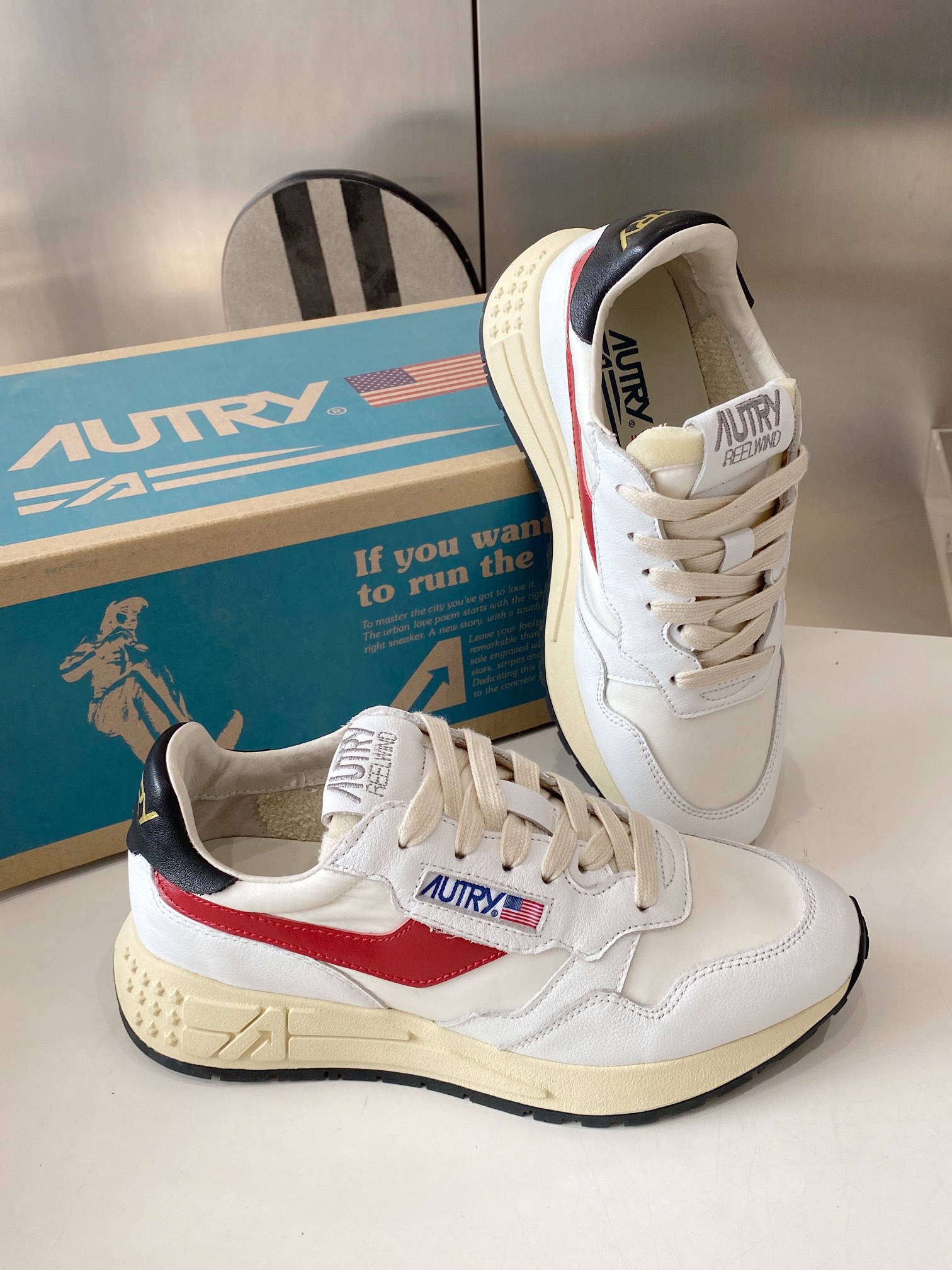 Factory Output: 675 Male vs. 700 Female Korean-American Style Sneakers - 图片 5