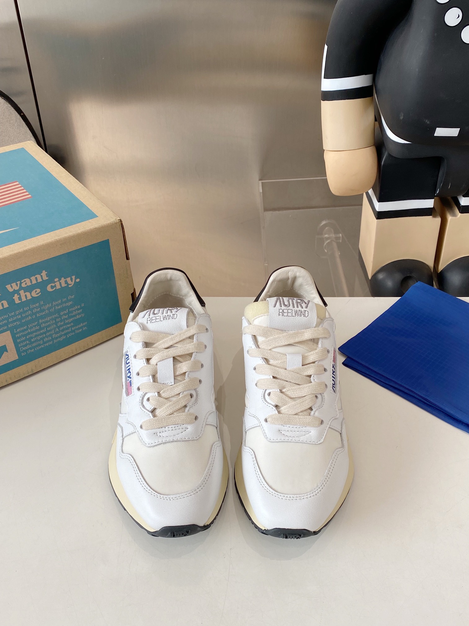 Factory Output: 675 Male vs. 700 Female Korean-American Style Sneakers - 图片 9