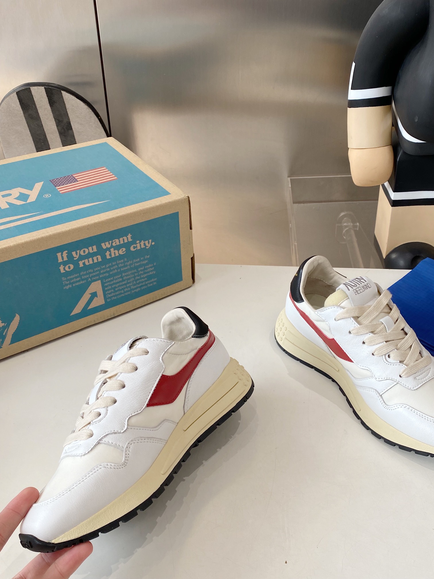Factory Output: 675 Male vs. 700 Female Korean-American Style Sneakers - 图片 2
