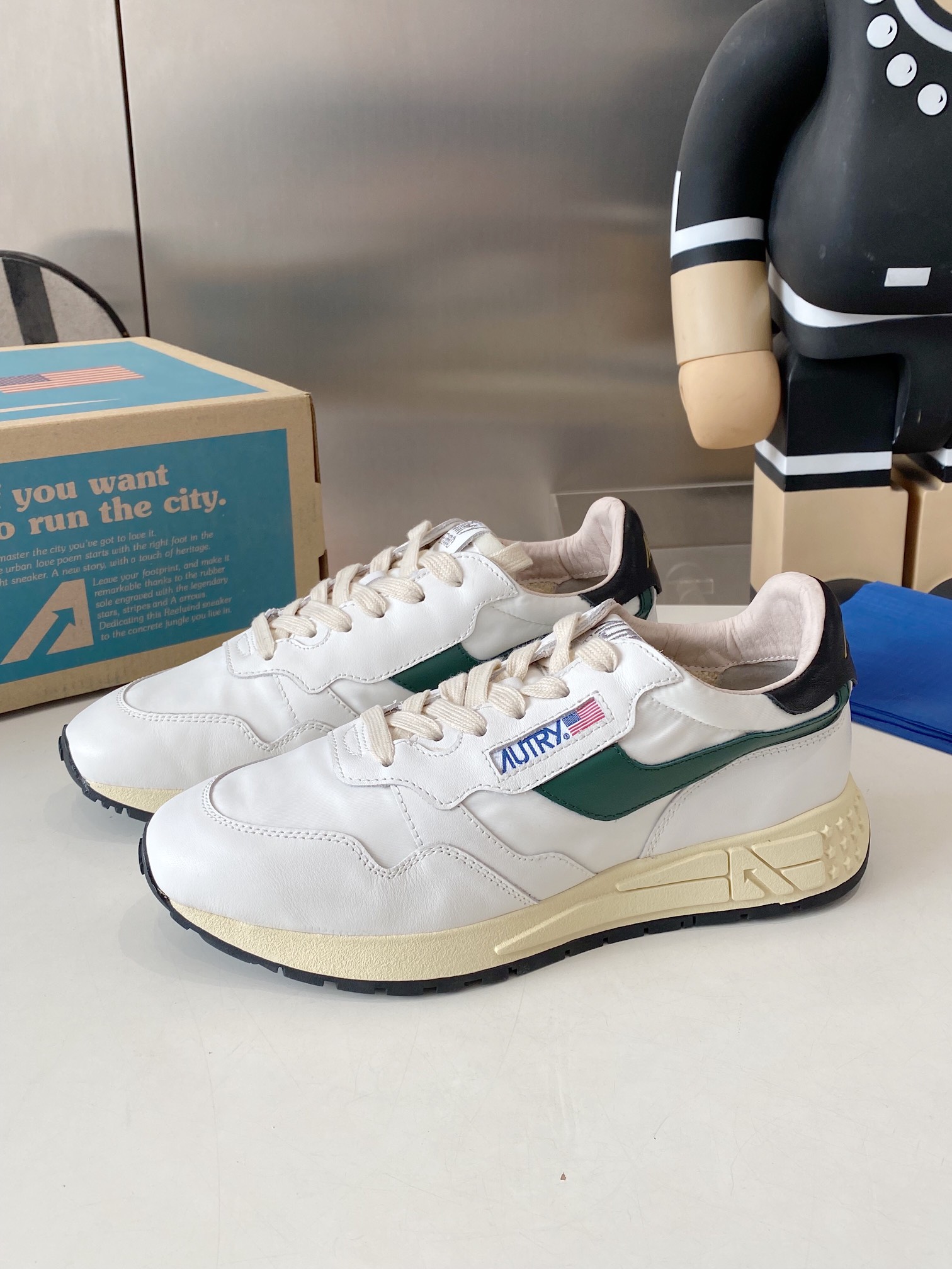 “Factory Output: 675 Male & 700 Female Korean-American Style Sneakers” - 图片 3