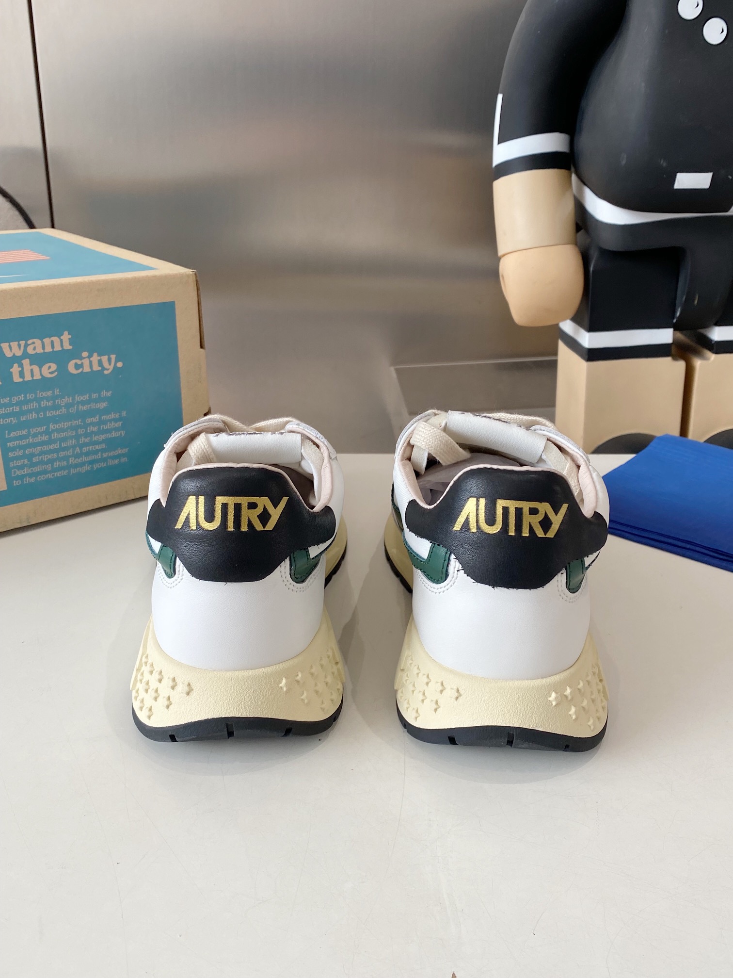 “Factory Output: 675 Male & 700 Female Korean-American Style Sneakers” - 图片 7