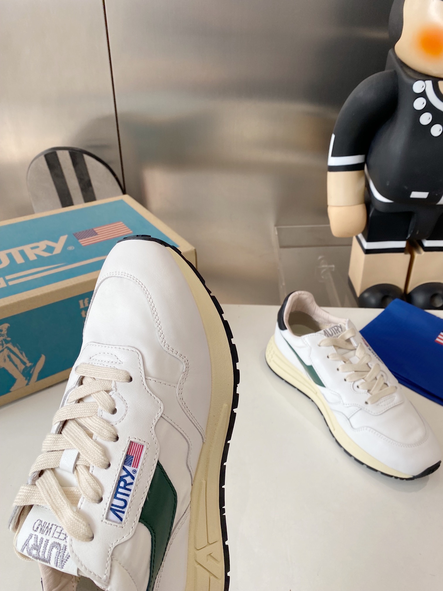 “Factory Output: 675 Male & 700 Female Korean-American Style Sneakers” - 图片 4