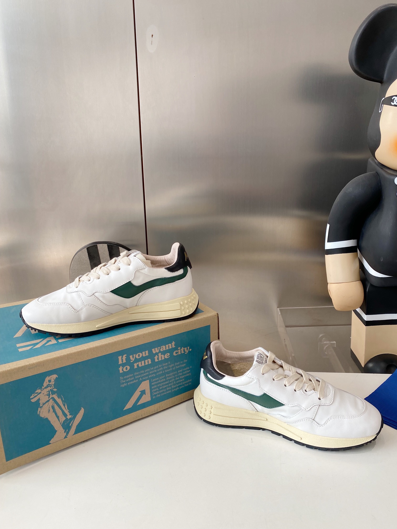 “Factory Output: 675 Male & 700 Female Korean-American Style Sneakers” - 图片 6
