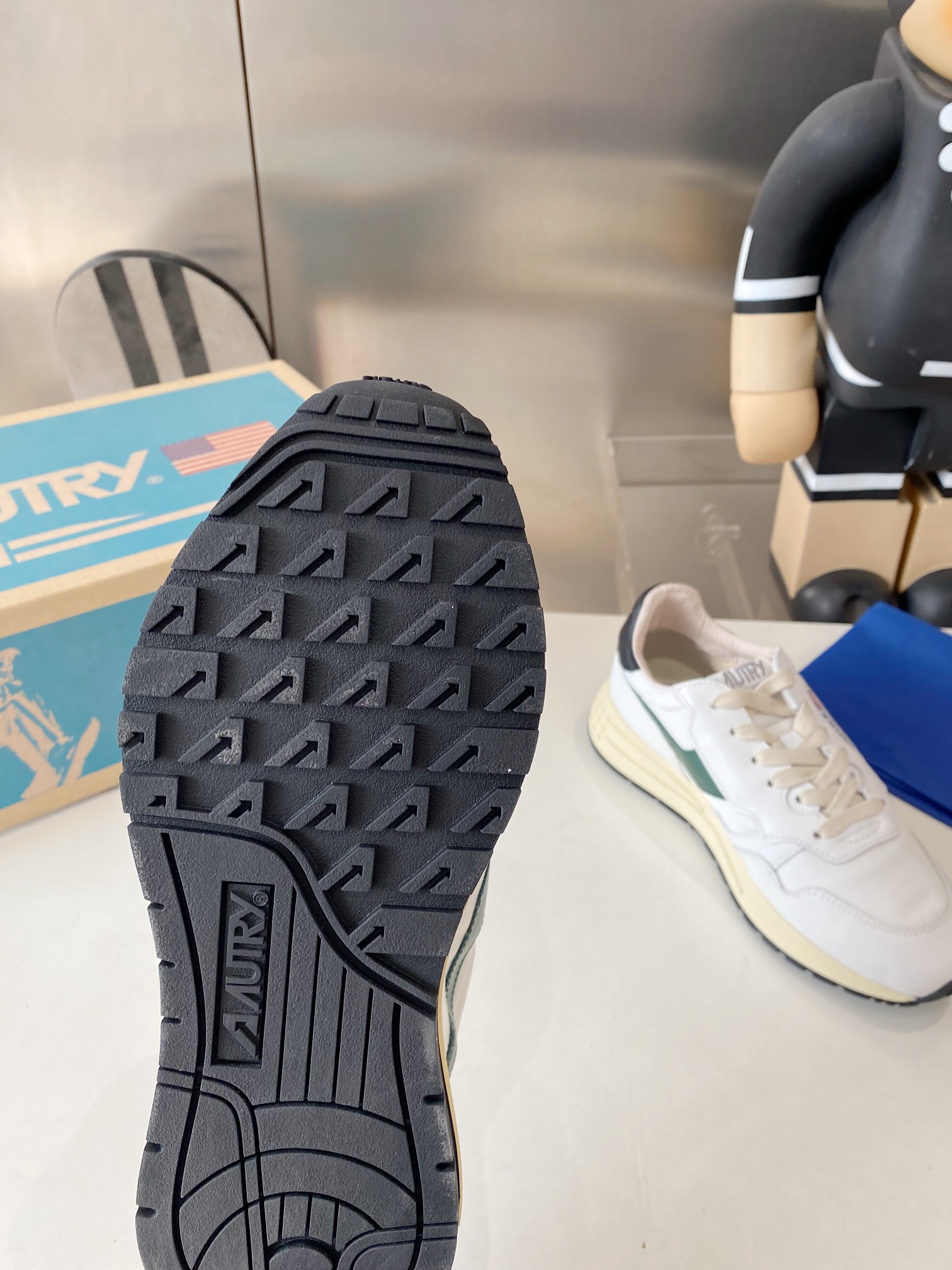 “Factory Output: 675 Male & 700 Female Korean-American Style Sneakers” - 图片 8