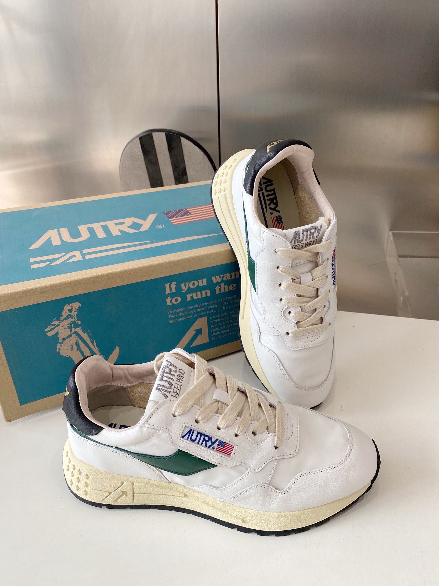 “Factory Output: 675 Male & 700 Female Korean-American Style Sneakers” - 图片 5