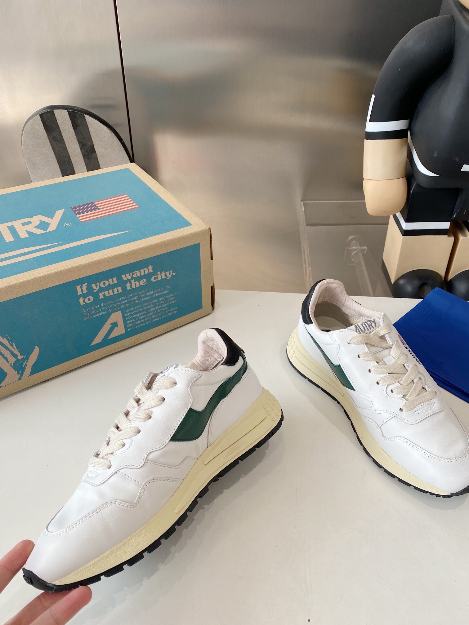 “Factory Output: 675 Male & 700 Female Korean-American Style Sneakers” - 图片 2