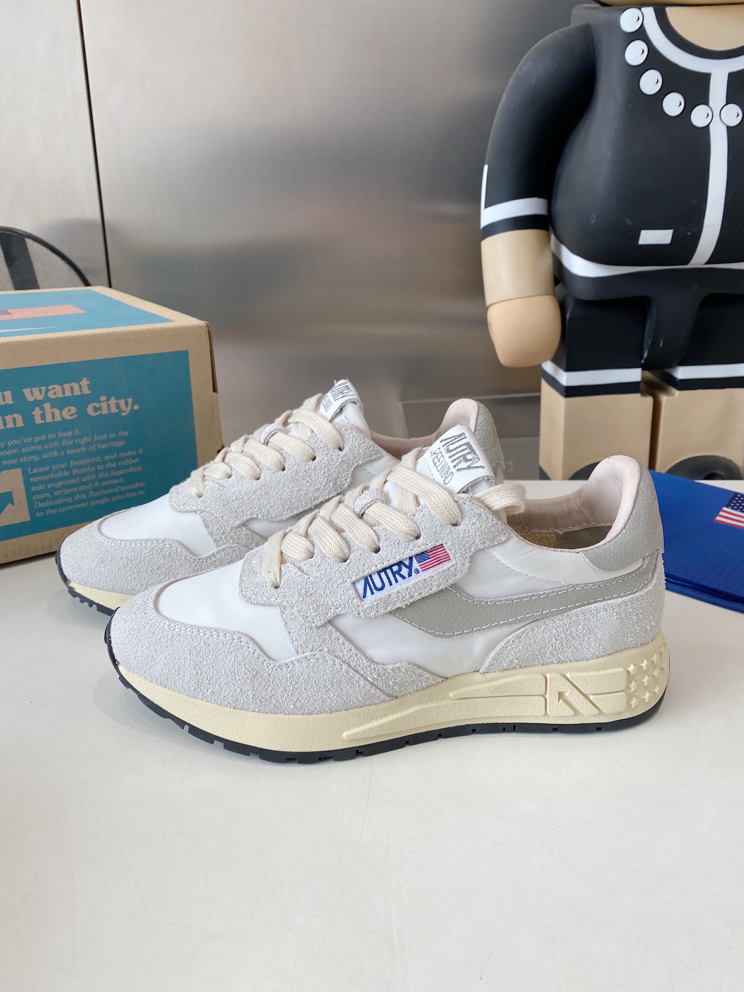 Factory Output: 675 Male vs 700 Female Korean-American Style Sneakers. - 图片 3