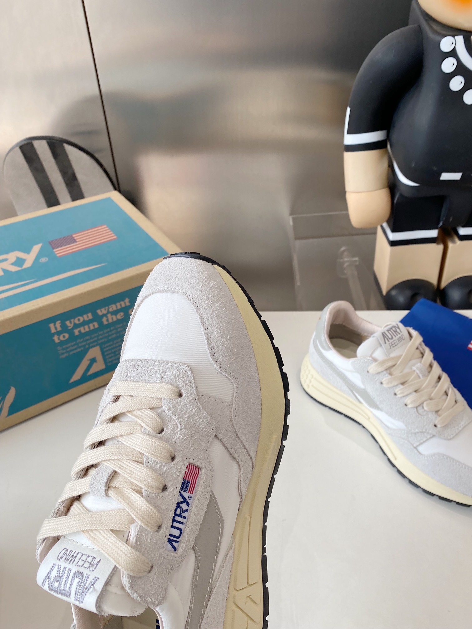 Factory Output: 675 Male vs 700 Female Korean-American Style Sneakers. - 图片 4
