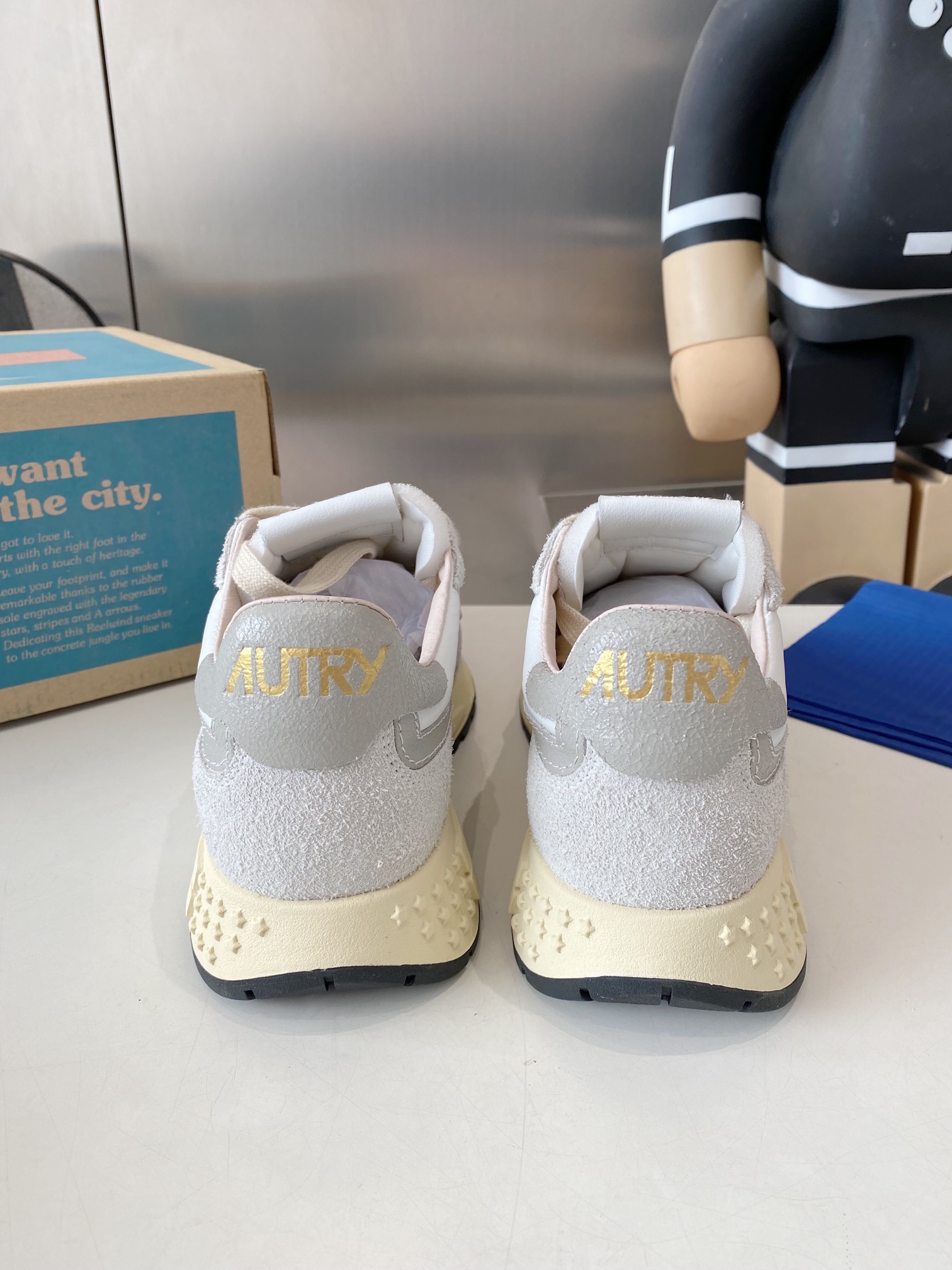 Factory Output: 675 Male vs 700 Female Korean-American Style Sneakers. - 图片 7