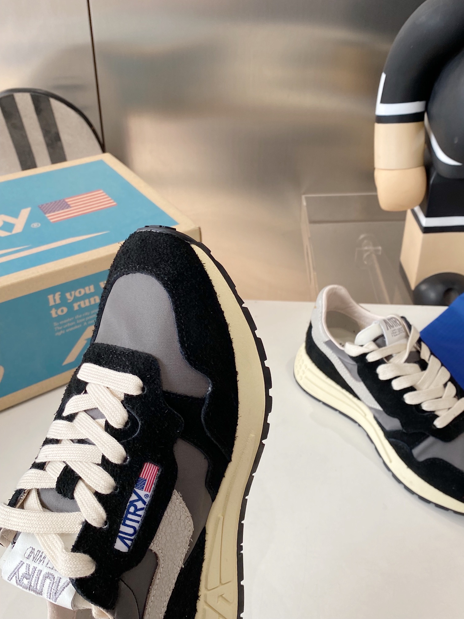 Factory Releases 675 Male & 700 Female Korean-American Style Sneakers - 图片 4