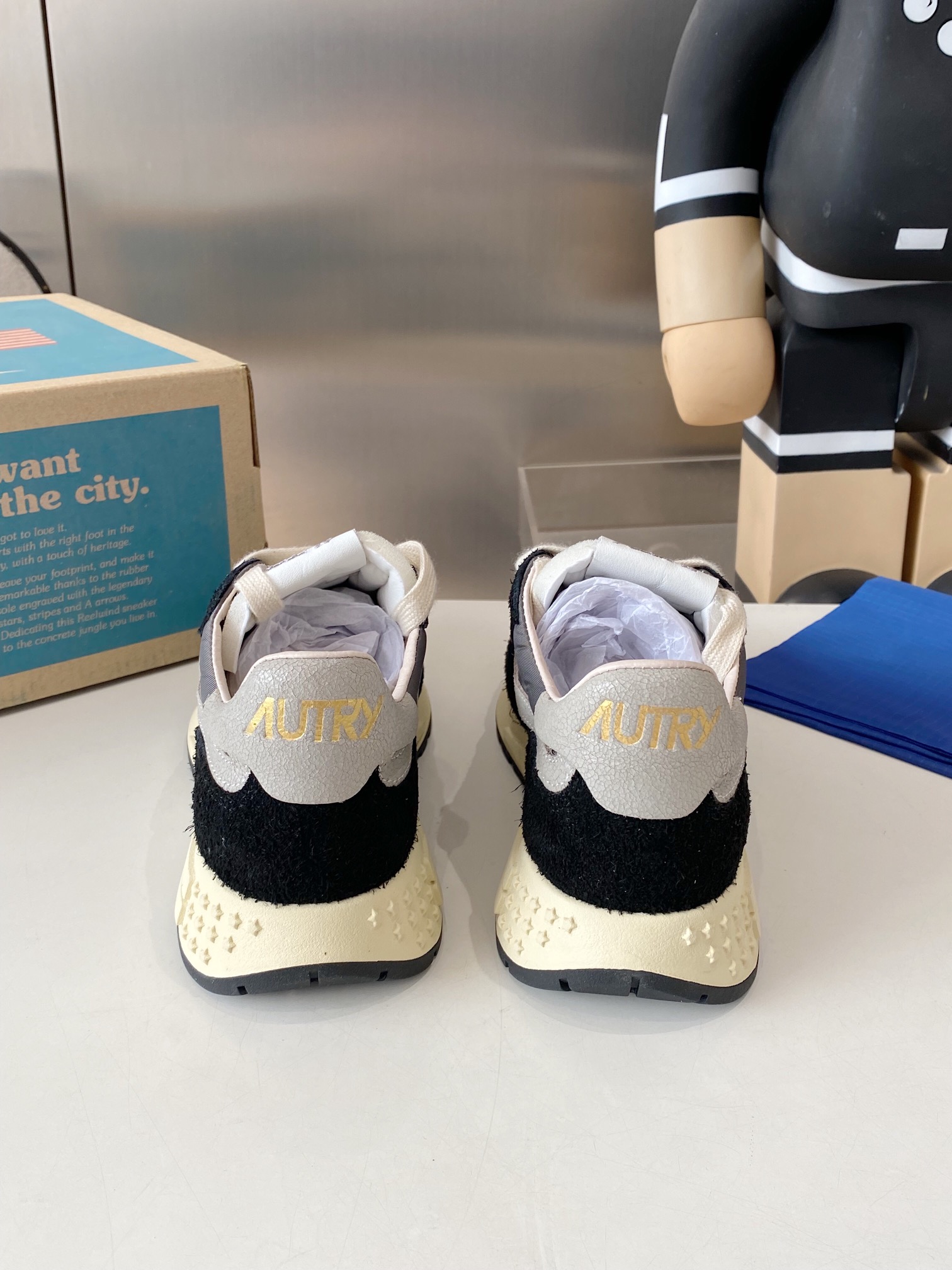 Factory Releases 675 Male & 700 Female Korean-American Style Sneakers - 图片 7