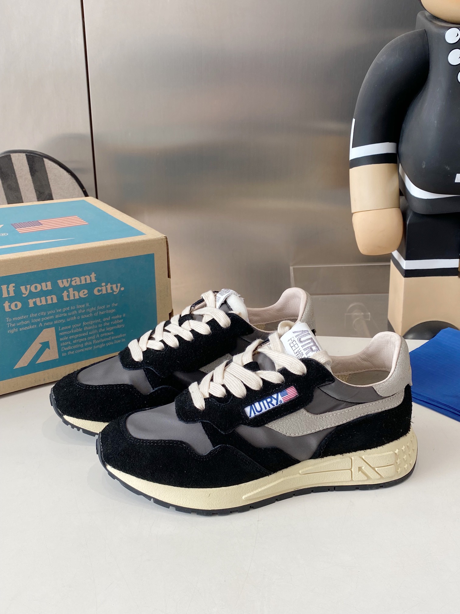 Factory Releases 675 Male & 700 Female Korean-American Style Sneakers