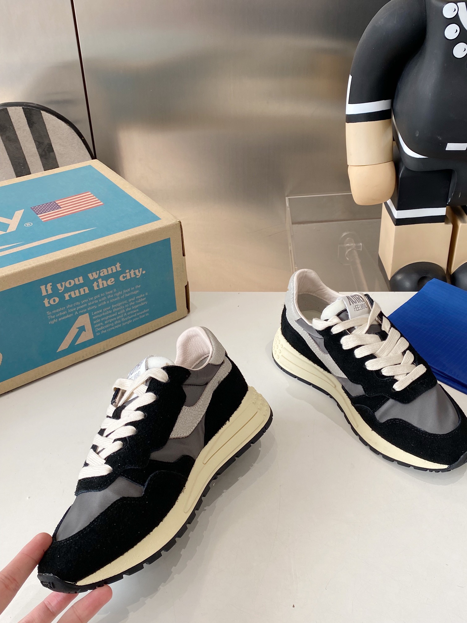 Factory Releases 675 Male & 700 Female Korean-American Style Sneakers - 图片 2