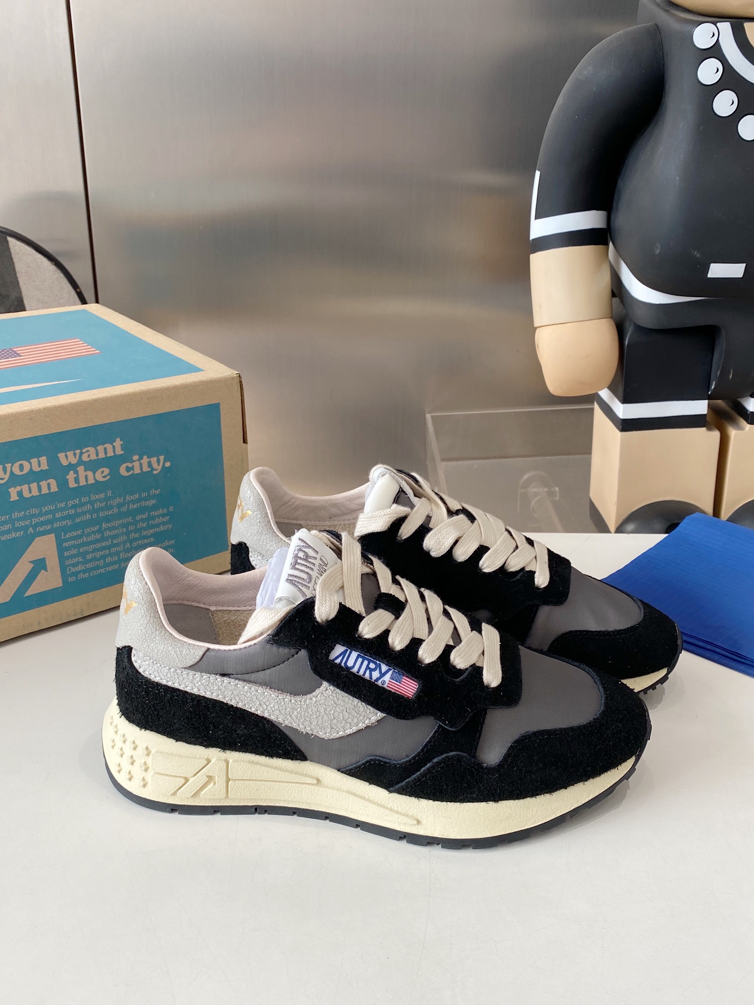 Factory Releases 675 Male & 700 Female Korean-American Style Sneakers - 图片 3