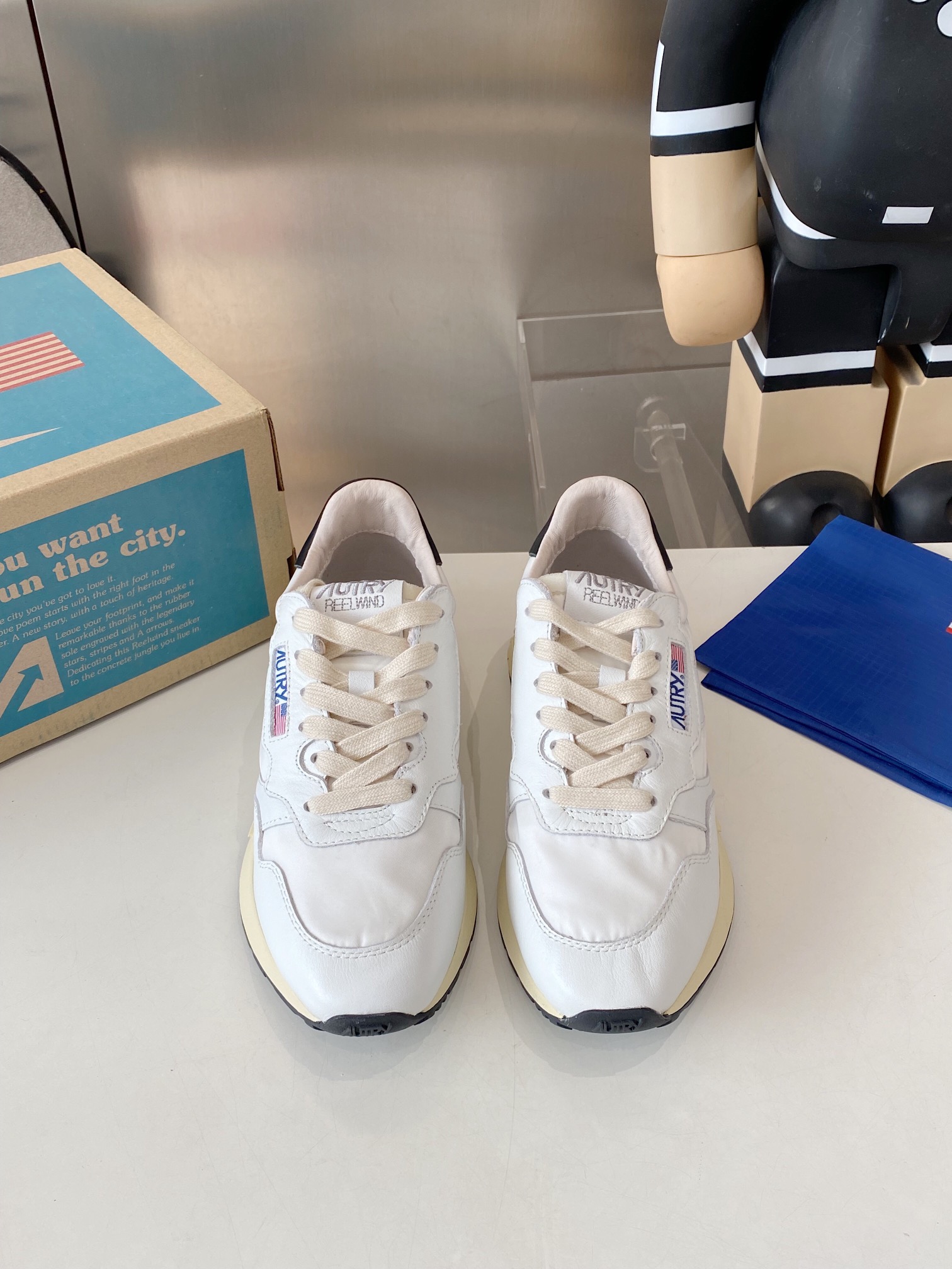 Factory Output: 675 Male vs. 700 Female Korean-American Style Sneakers - 图片 9