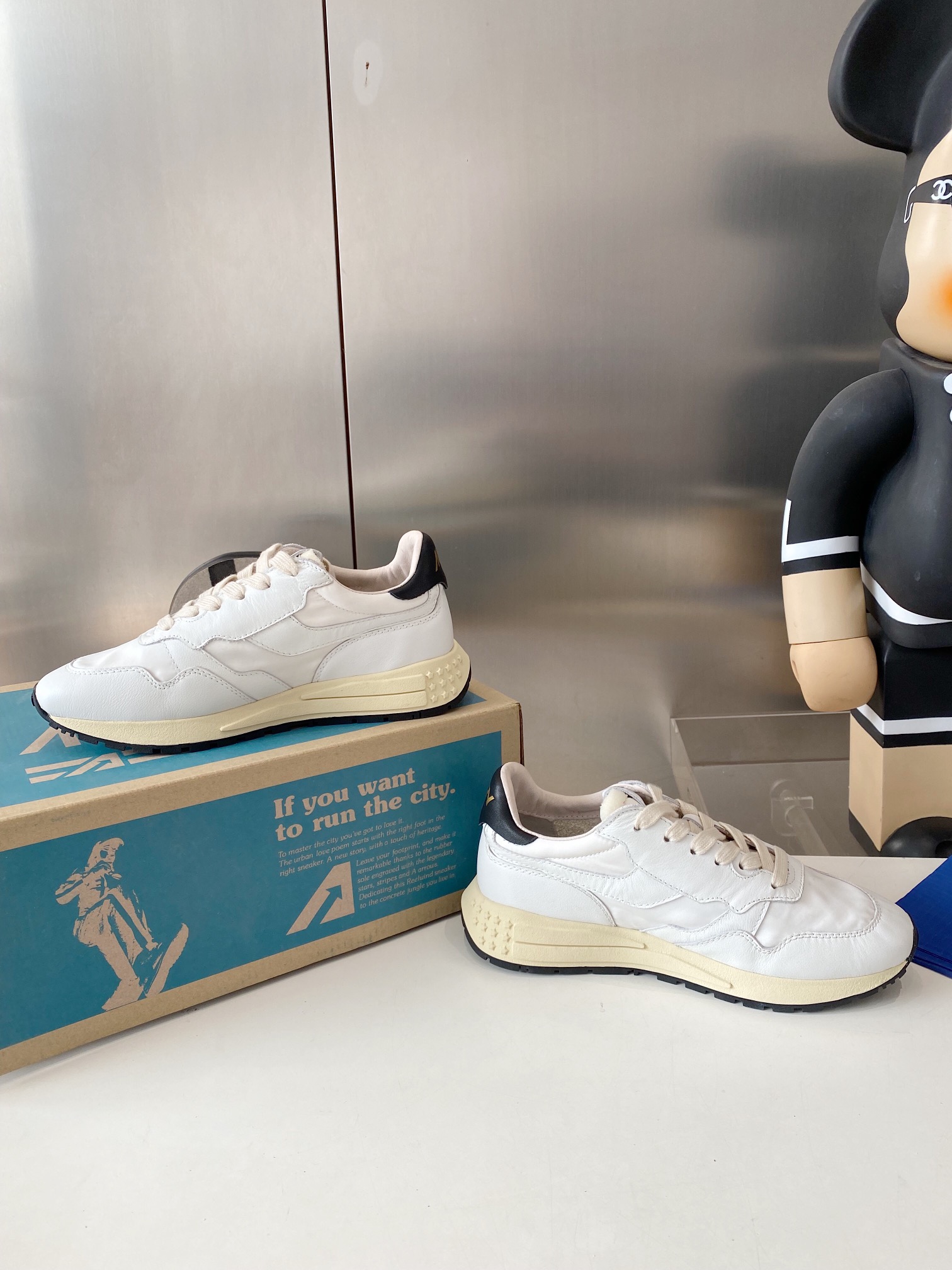 Factory Output: 675 Male vs. 700 Female Korean-American Style Sneakers - 图片 6