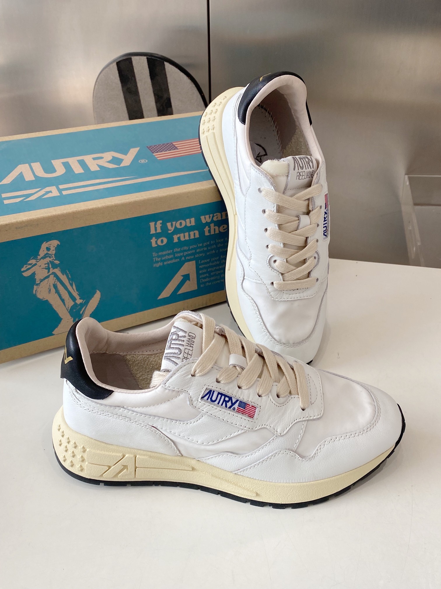 Factory Output: 675 Male vs. 700 Female Korean-American Style Sneakers - 图片 5