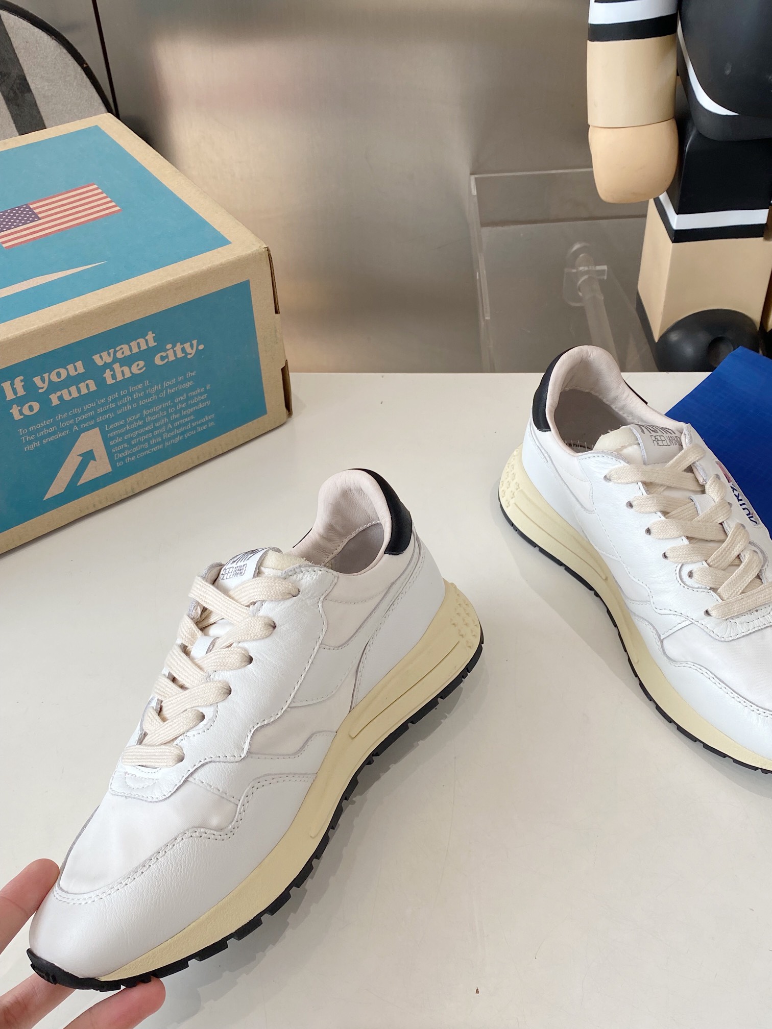Factory Output: 675 Male vs. 700 Female Korean-American Style Sneakers - 图片 2