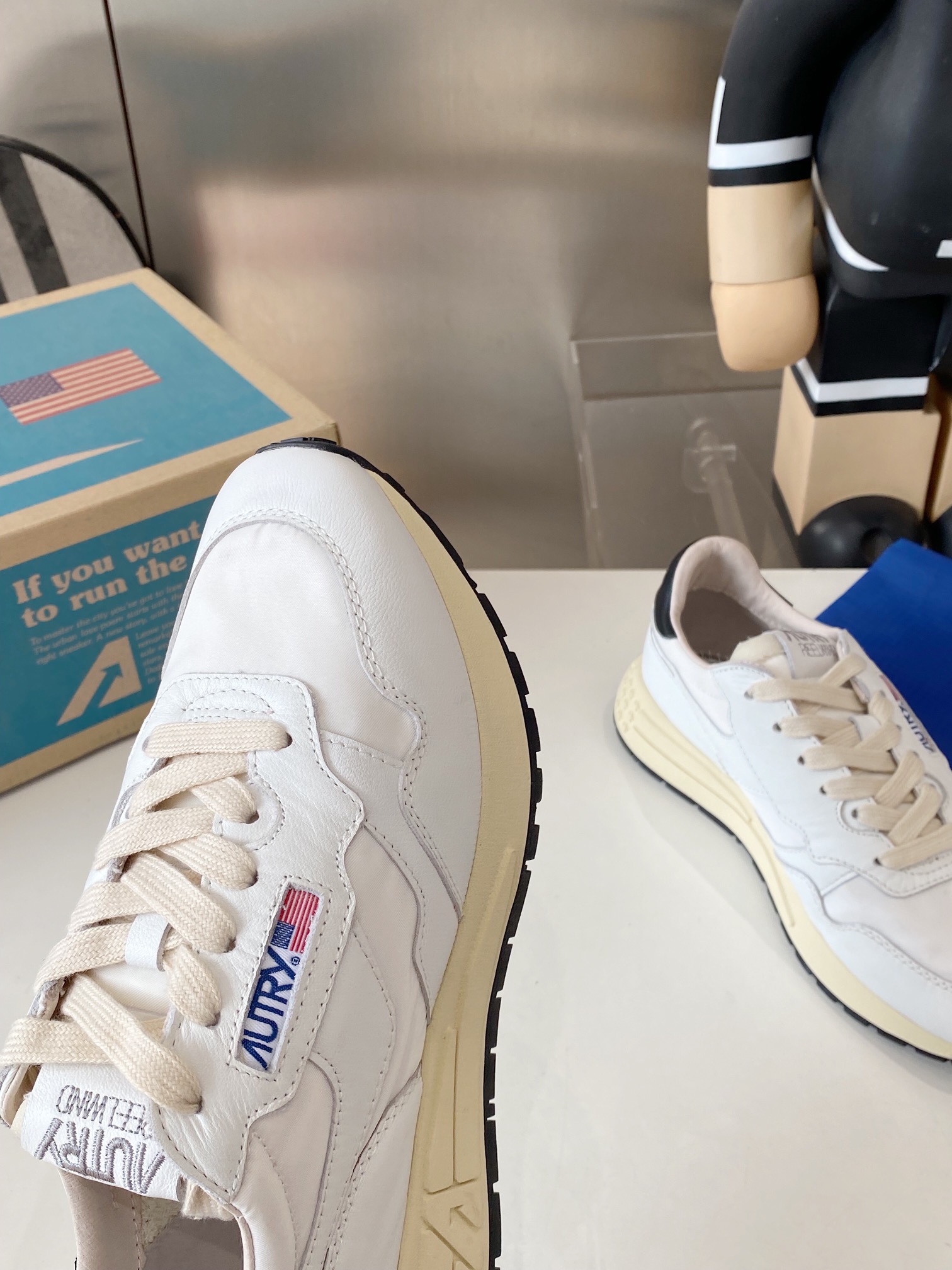 Factory Output: 675 Male vs. 700 Female Korean-American Style Sneakers - 图片 4